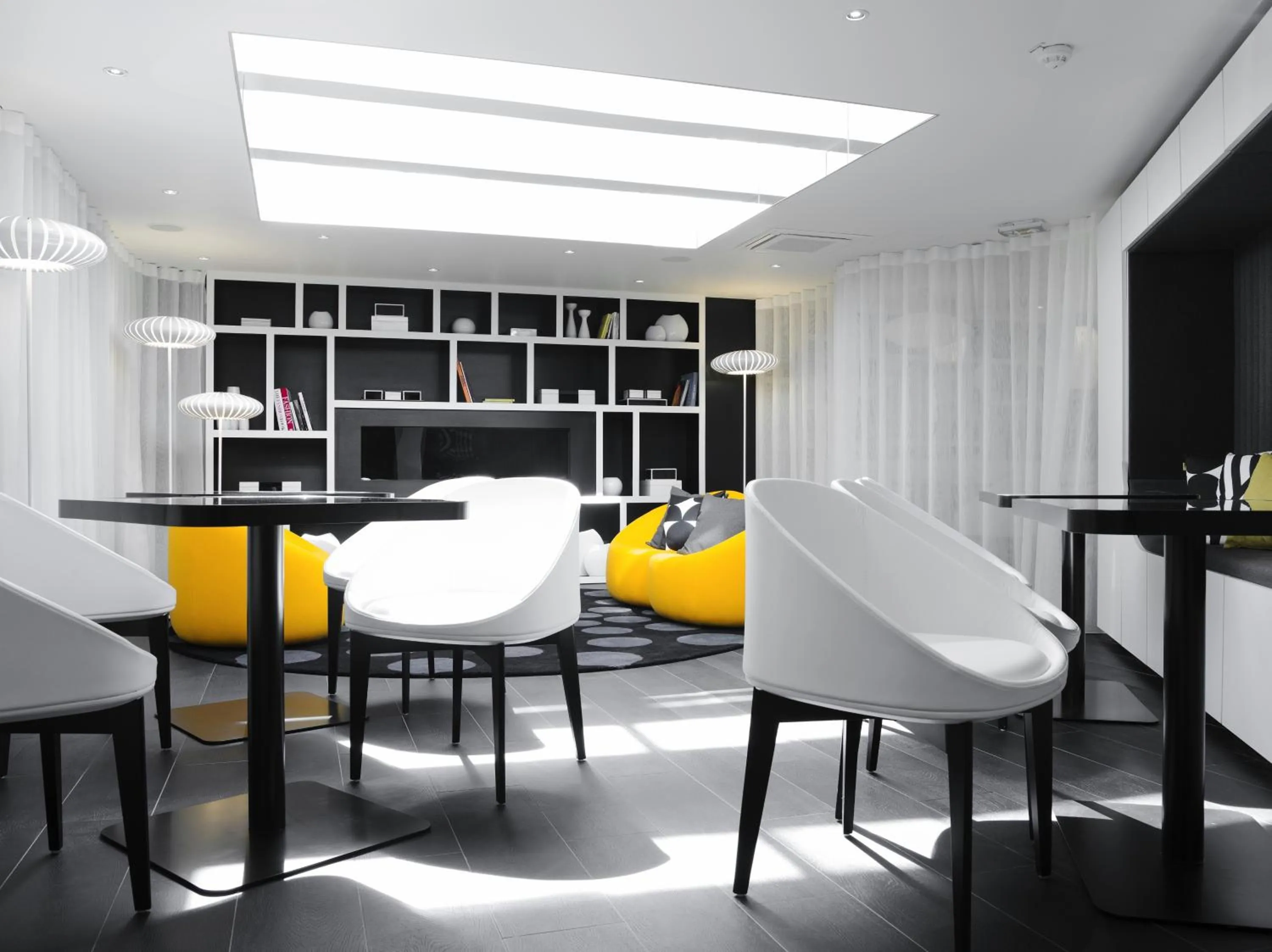 Communal lounge/ TV room in Hotel Ekta Champs Elysées