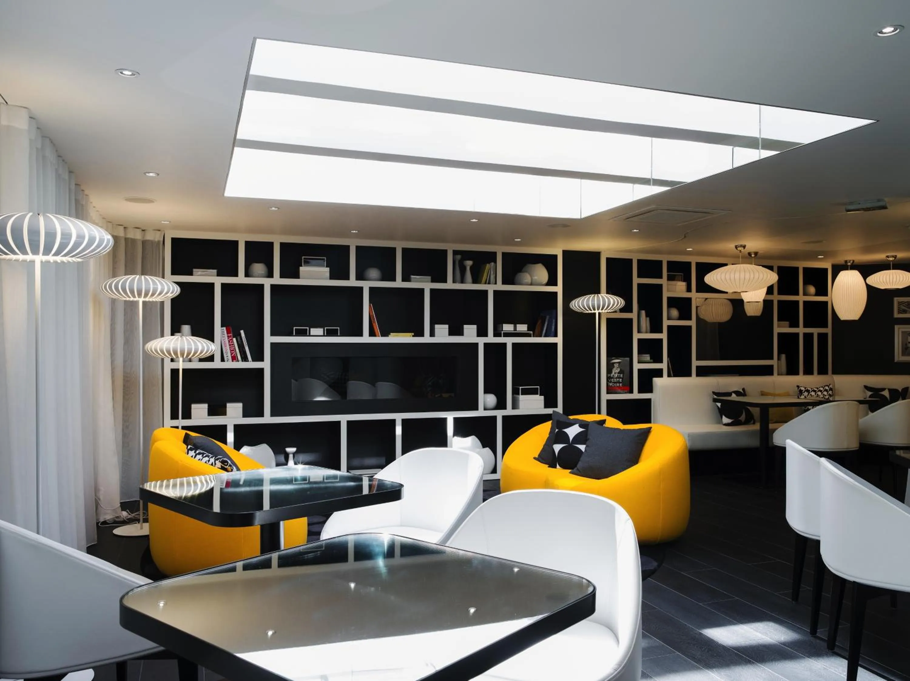 Communal lounge/ TV room in Hotel Ekta Champs Elysées