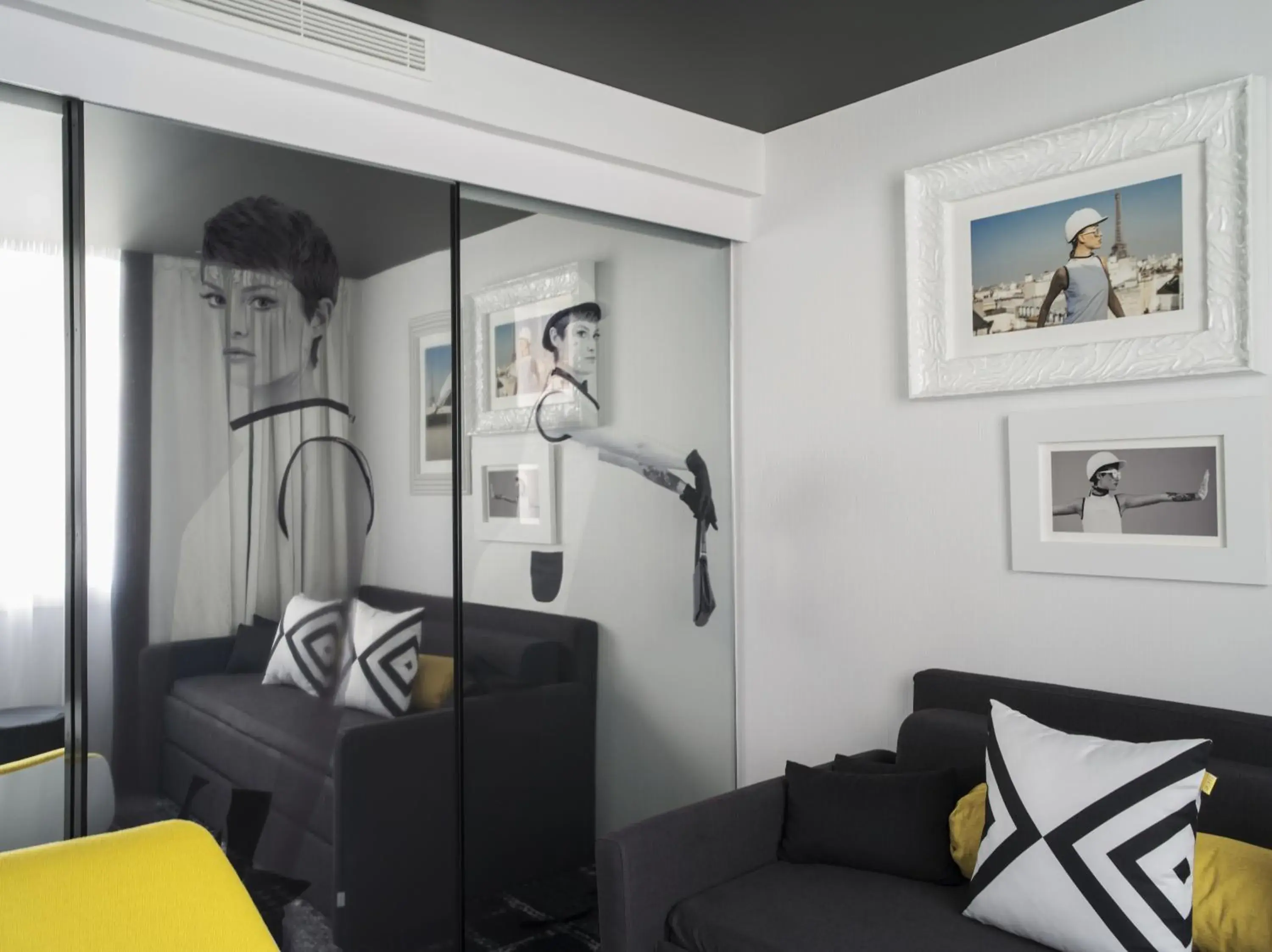 Living room, Bed in Hotel Ekta Champs Elysées Living room, Bed in Hotel Ekta Champs Elysées