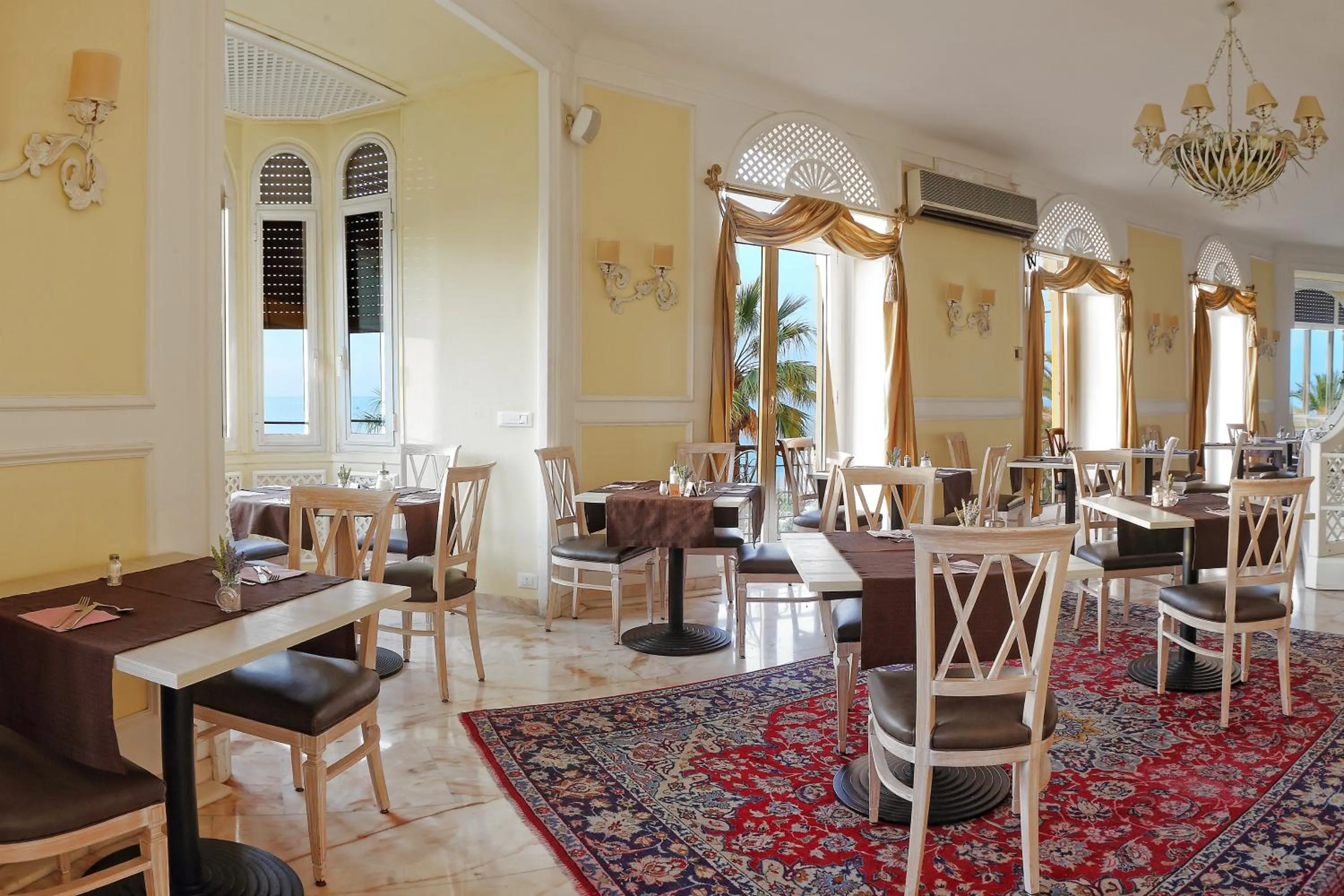 Restaurant/places to eat in Lolli Palace Hotel