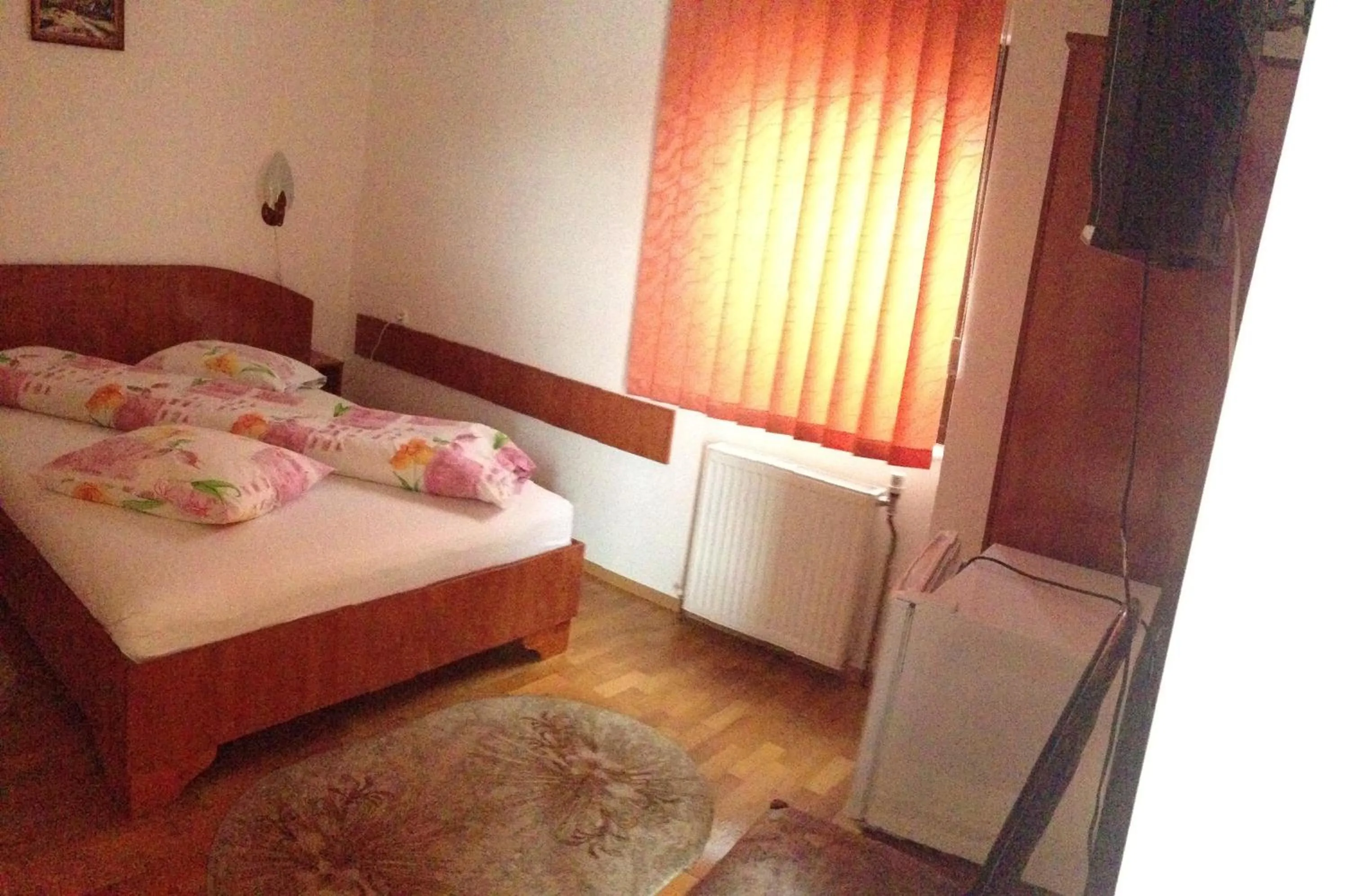 Photo of the whole room, Bed in Motel Buti