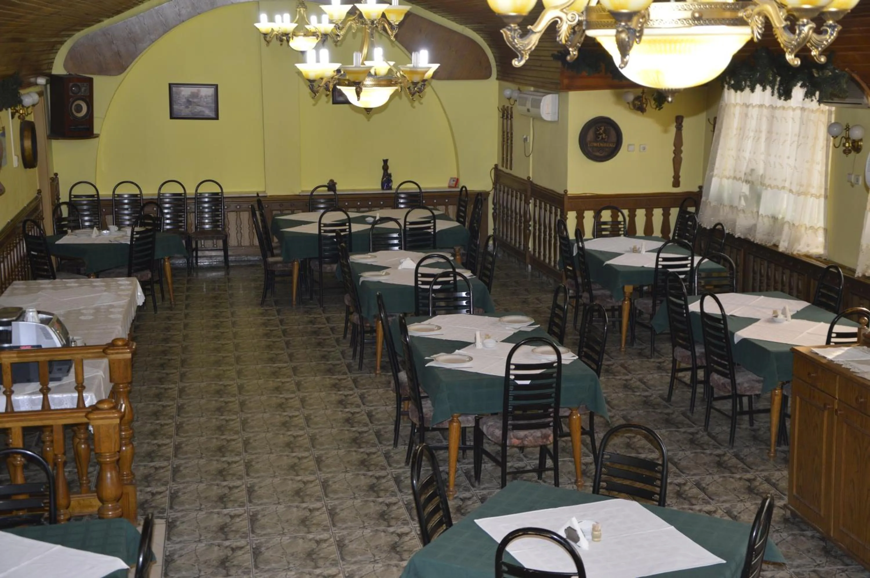 Restaurant/places to eat in Motel Buti