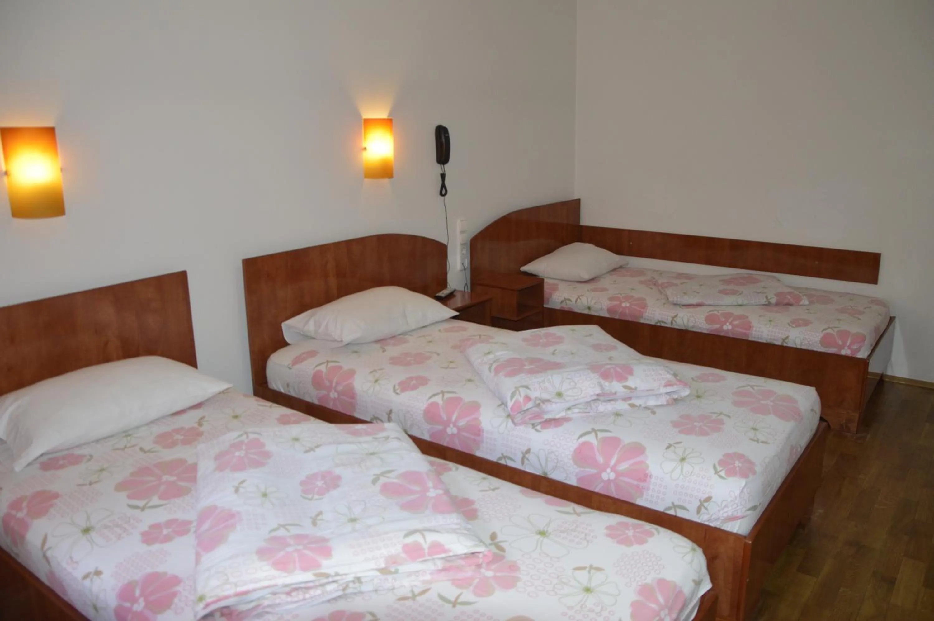 Photo of the whole room, Bed in Motel Buti