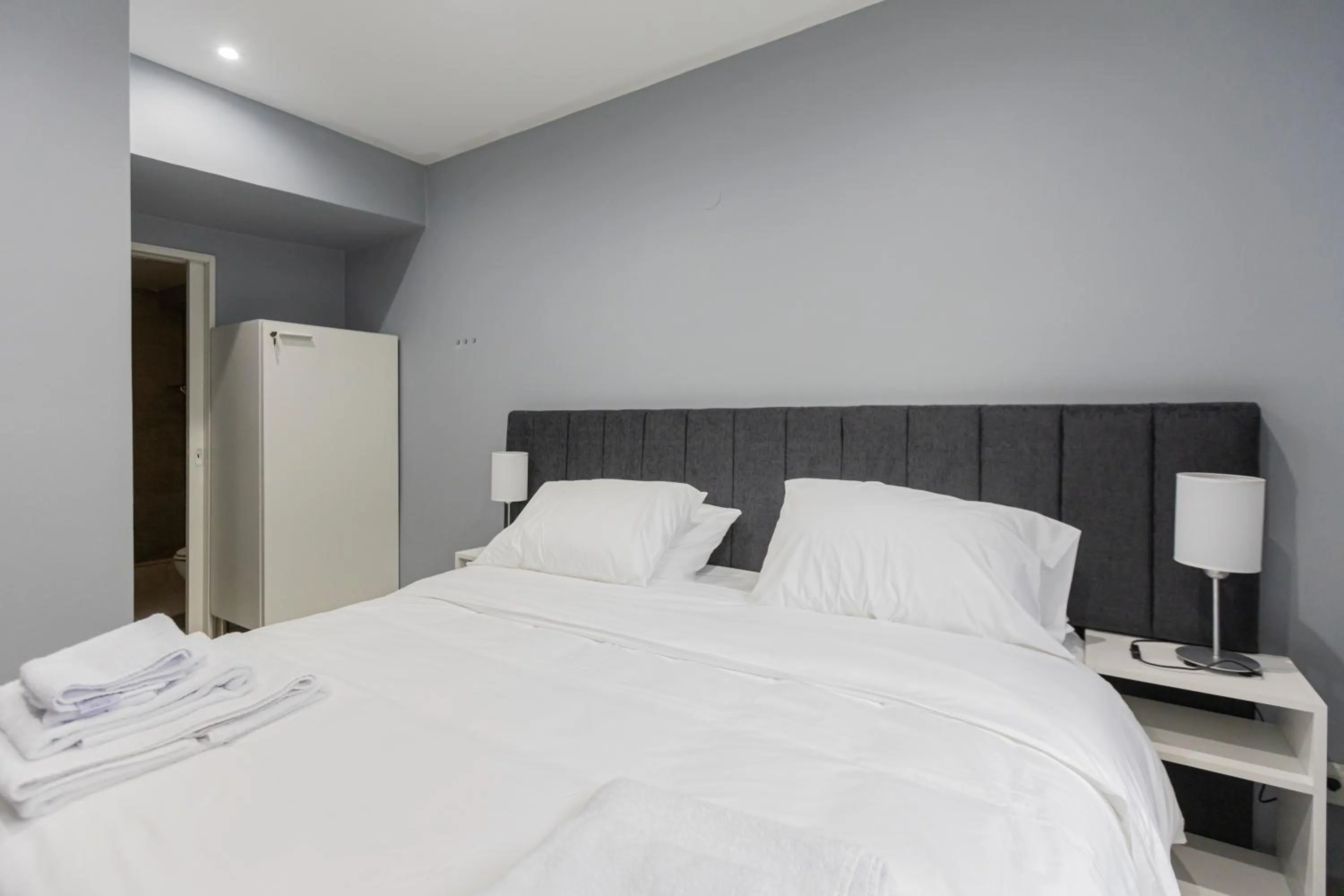 Photo of the whole room, Bed in Gugasuites