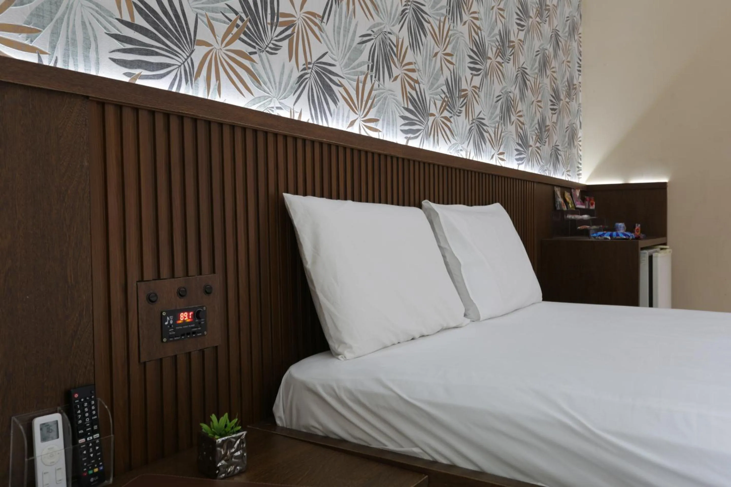 Bed in Status Elegance Hotel