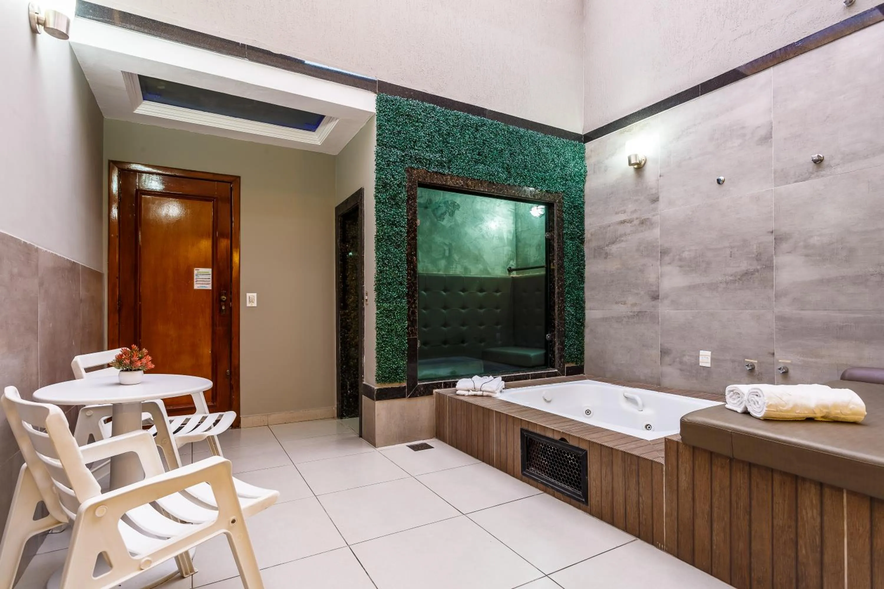 Hot Tub, Bed in Status Elegance Hotel