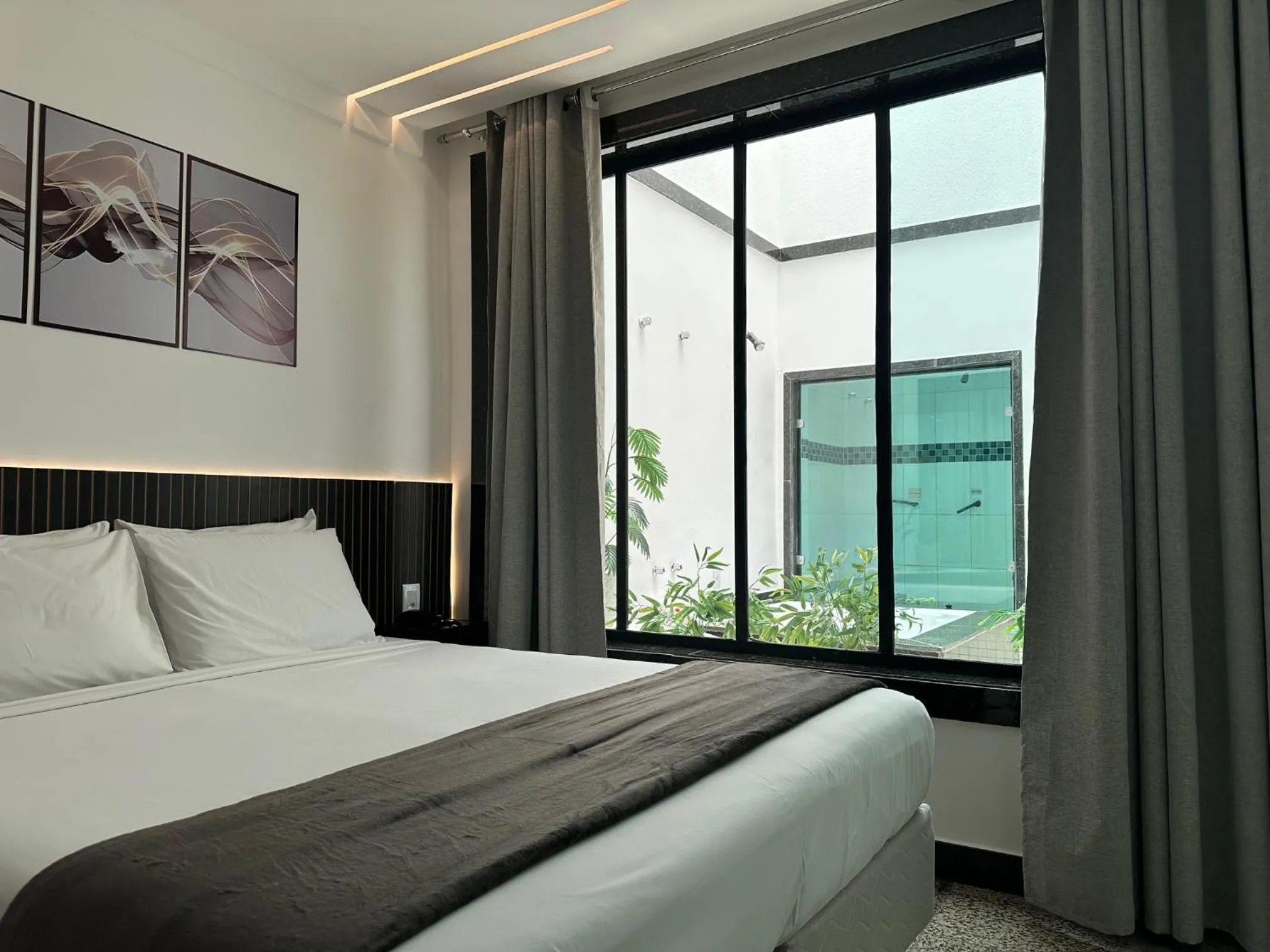 Bed in Status Elegance Hotel