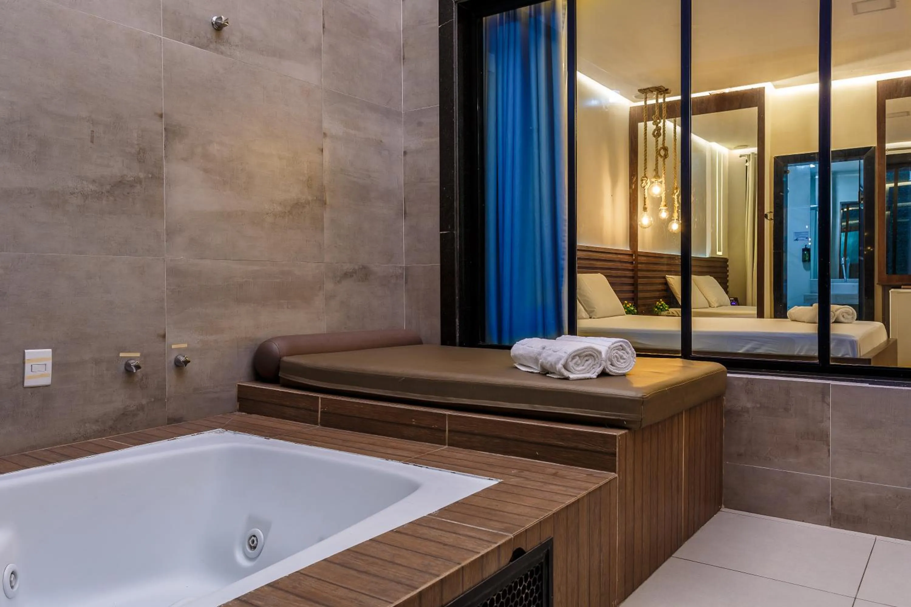 Hot Tub, Bed in Status Elegance Hotel