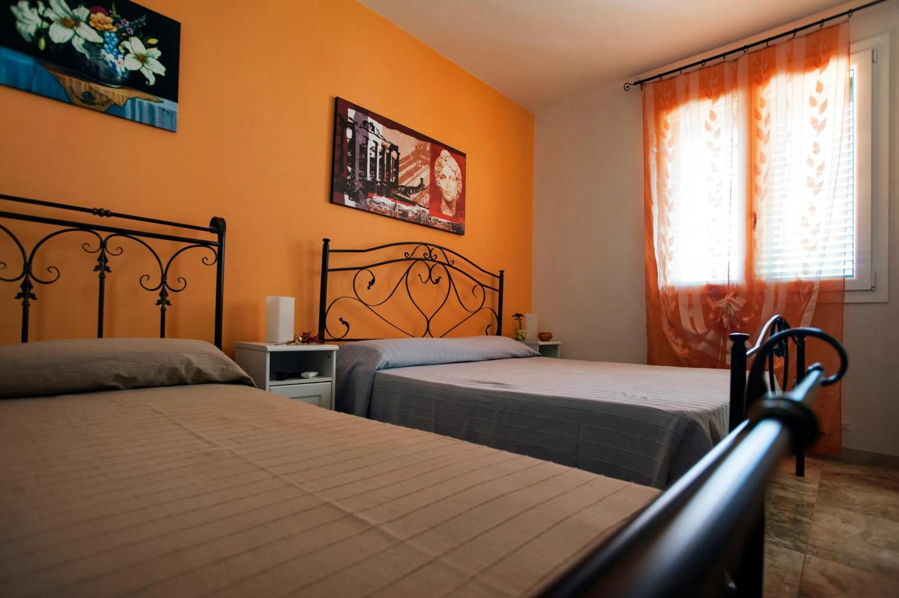 Photo of the whole room, Bed in B&B DonnaLina