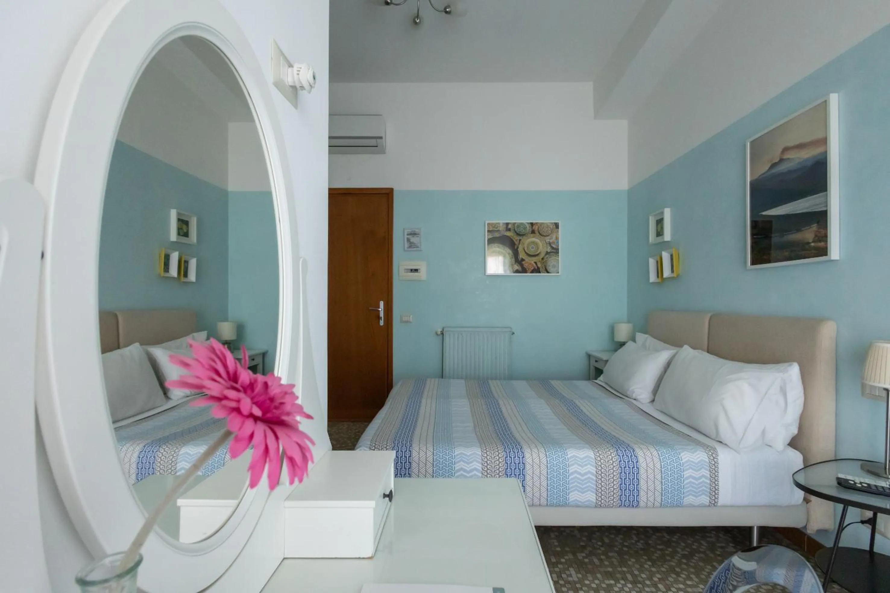 Photo of the whole room, Bed in Garibaldi R&B