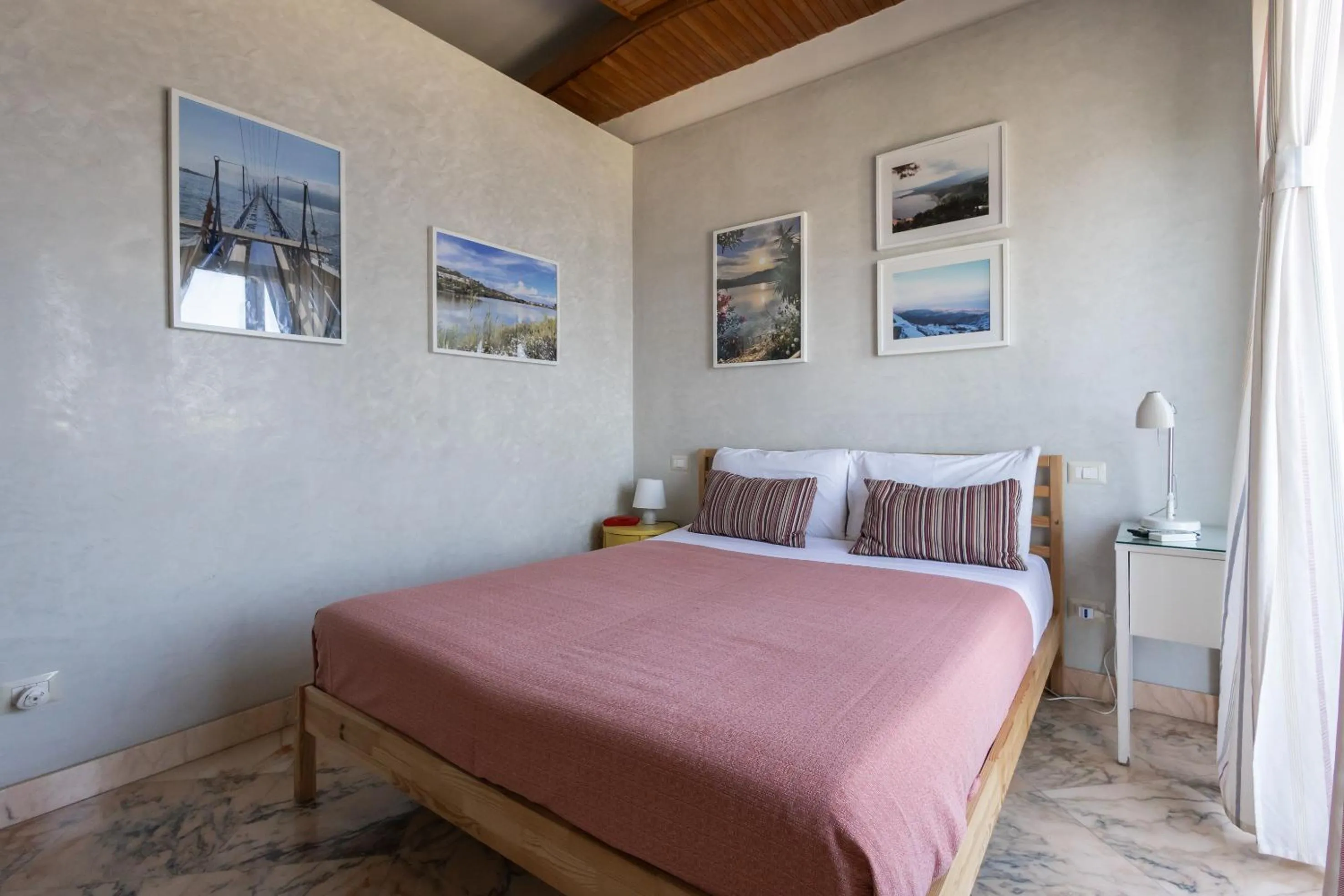 Bed in Garibaldi R&B