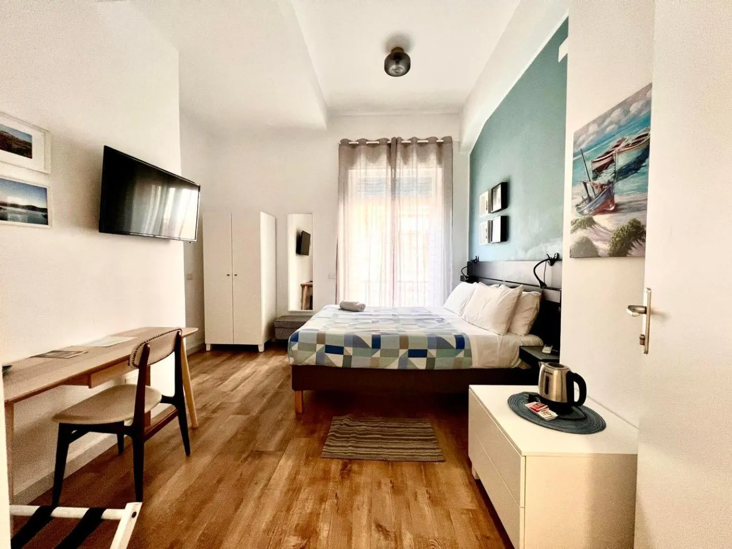 Photo of the whole room, Bed in Garibaldi R&B