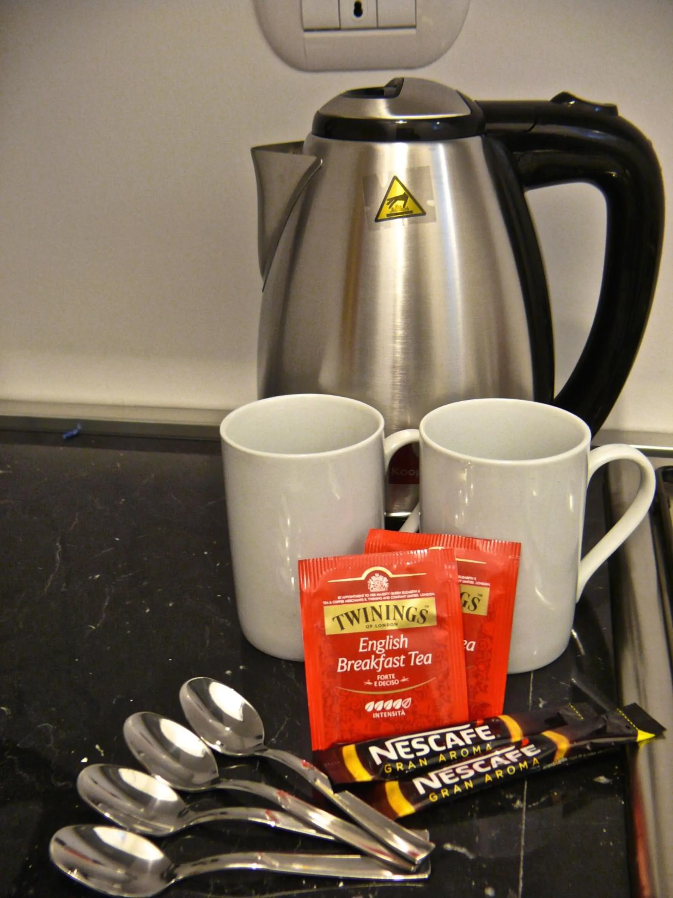 Coffee/tea facilities in Aiello Suites Executive