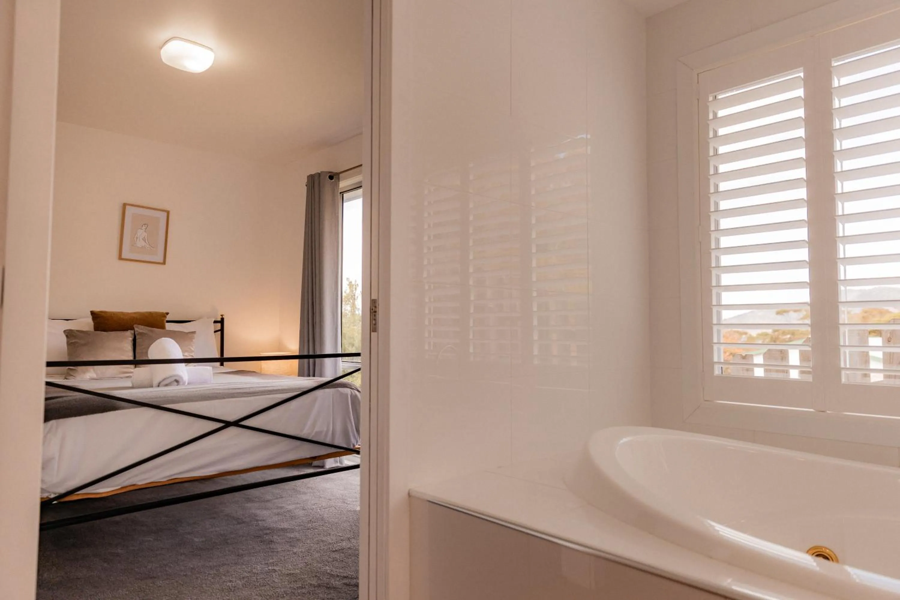 Bed in Suntrap Cove - you and the ocean