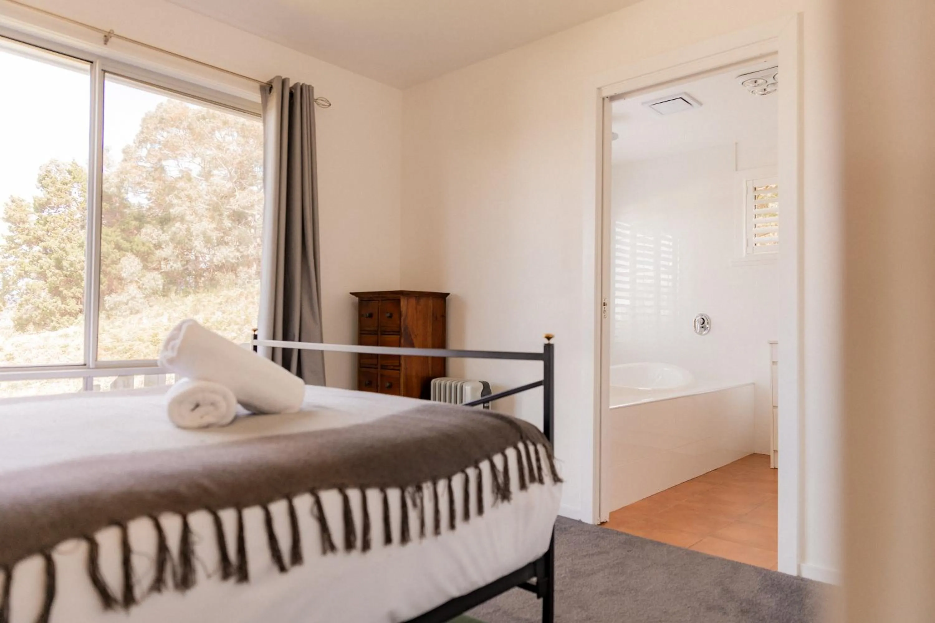 Bed in Suntrap Cove - you and the ocean