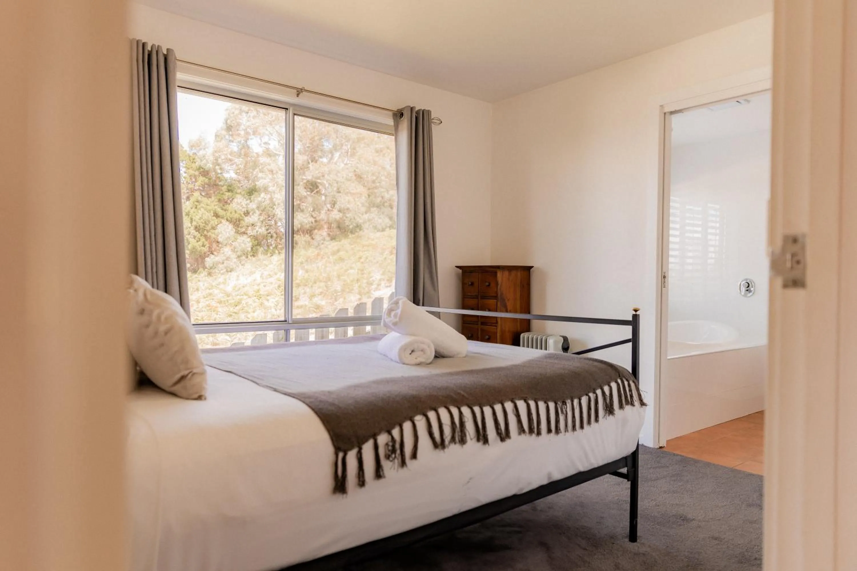 Bed in Suntrap Cove - you and the ocean