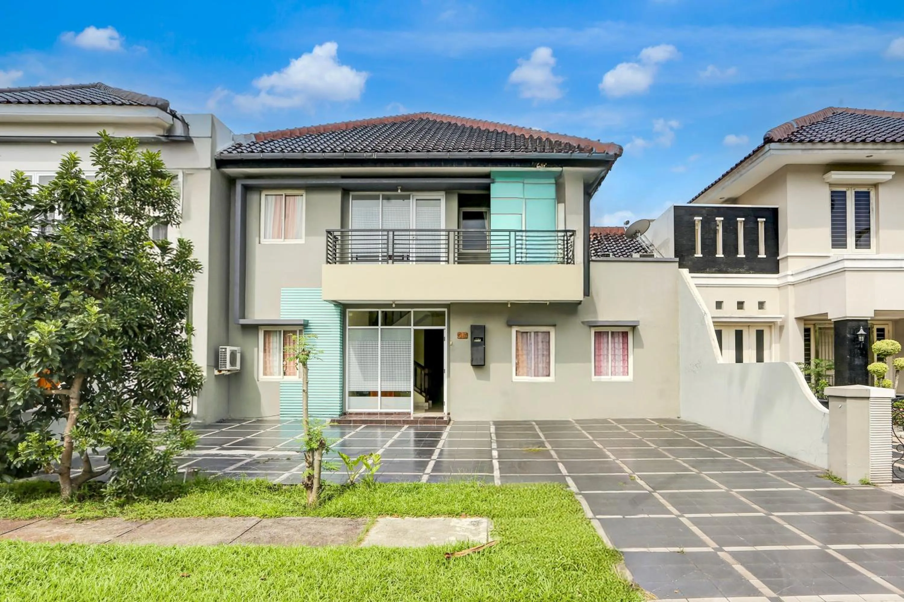 Facade/entrance in Hotel O Tangerang Near Supermall Karawaci Formerly Bromo 18