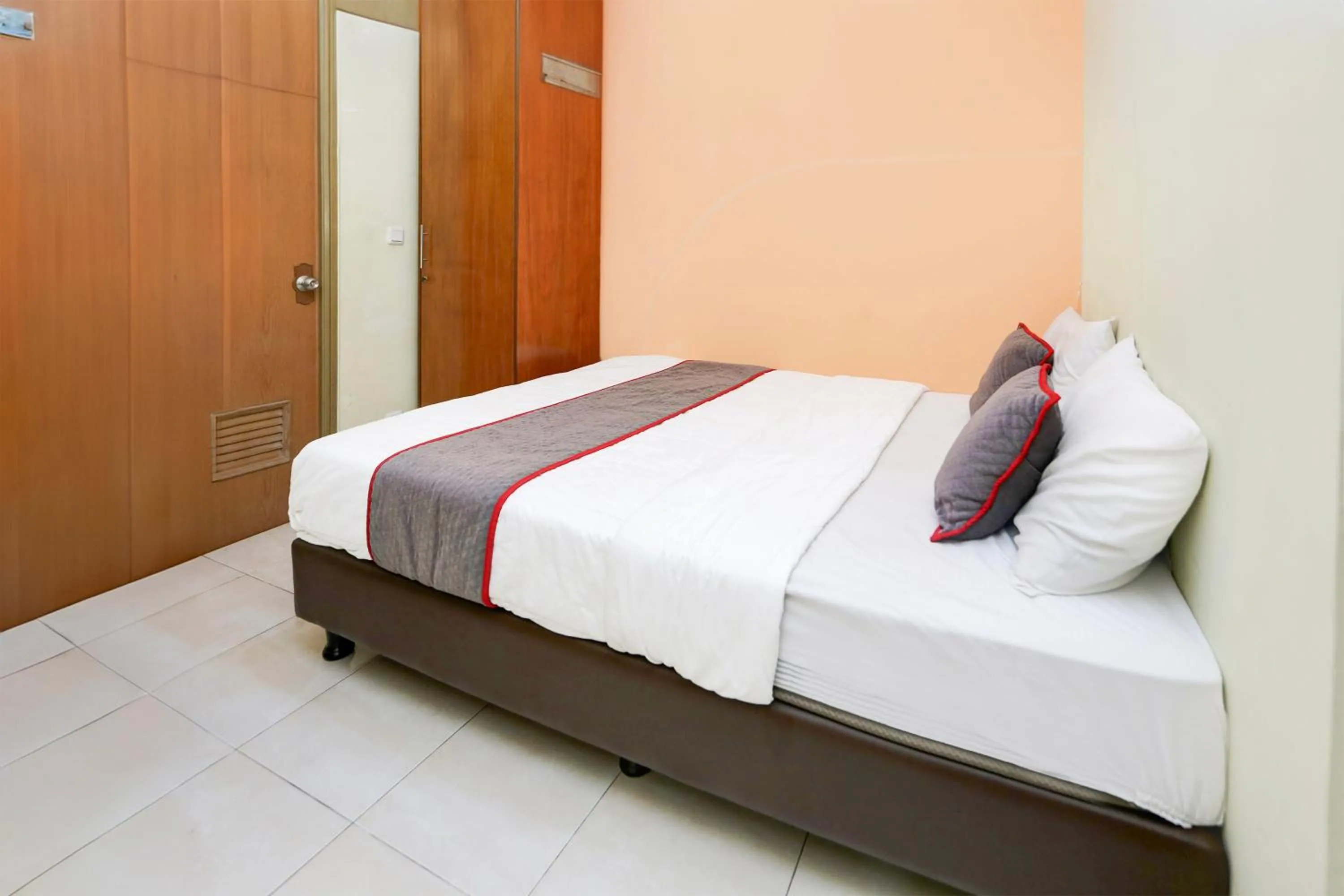 Bedroom, Bed in Hotel O Tangerang Near Supermall Karawaci Formerly Bromo 18