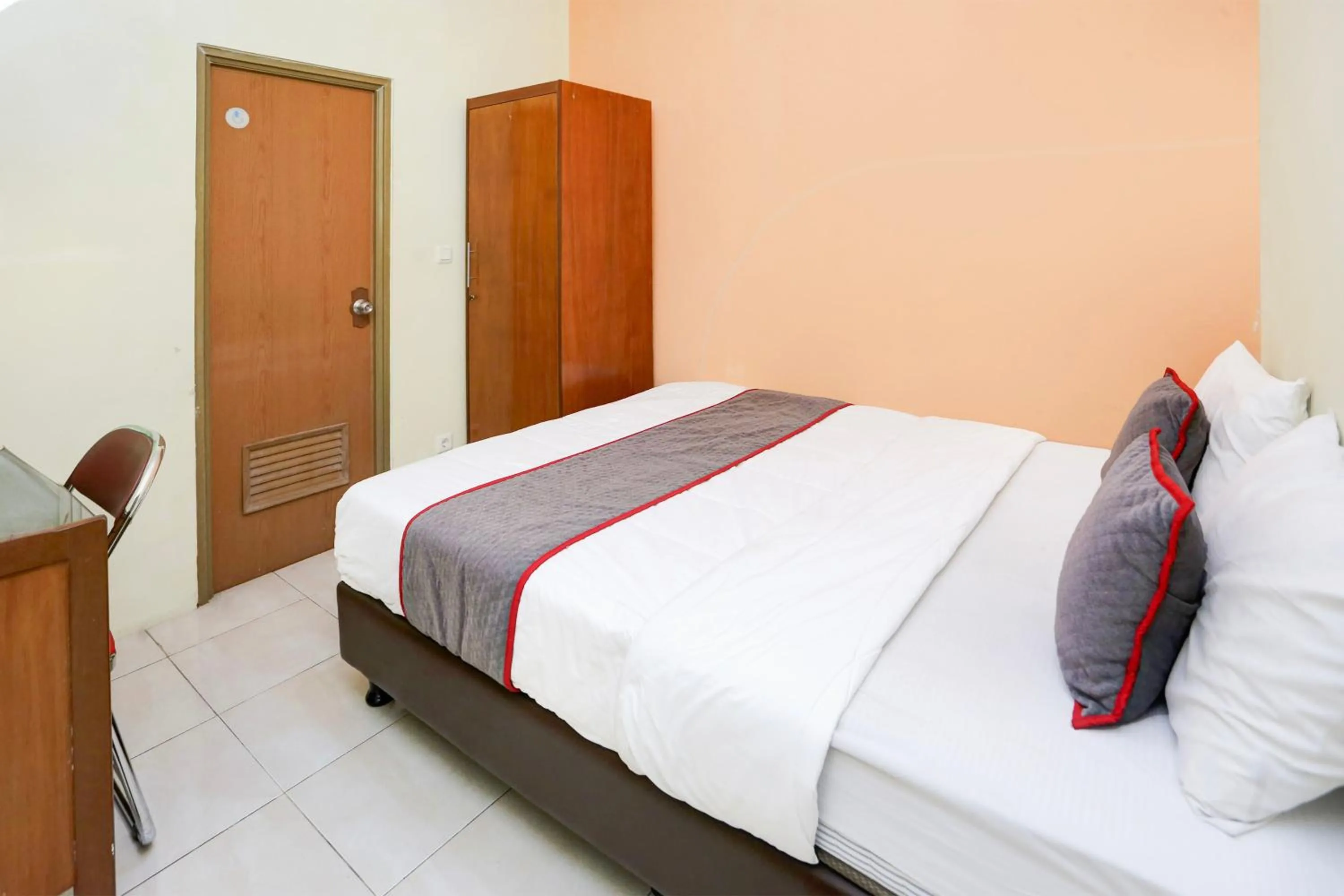 Bedroom, Bed in Hotel O Tangerang Near Supermall Karawaci Formerly Bromo 18