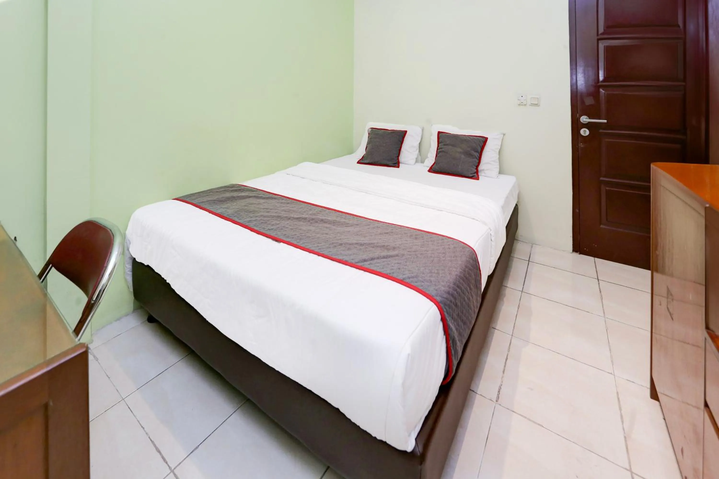 Bedroom, Bed in Hotel O Tangerang Near Supermall Karawaci Formerly Bromo 18