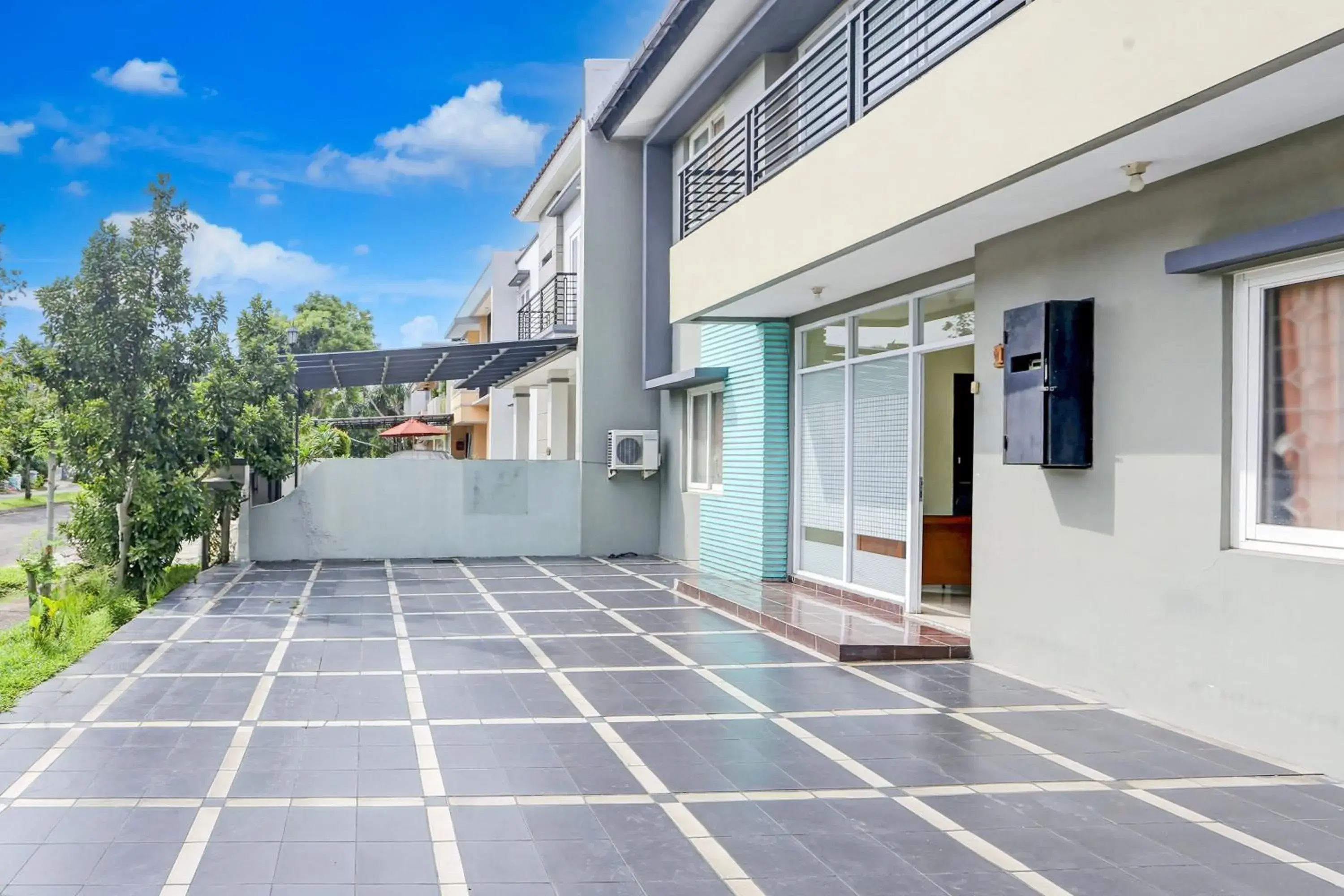 Facade/entrance in Hotel O Tangerang Near Supermall Karawaci Formerly Bromo 18 Facade/entrance in Hotel O Tangerang Near Supermall Karawaci Formerly Bromo 18
