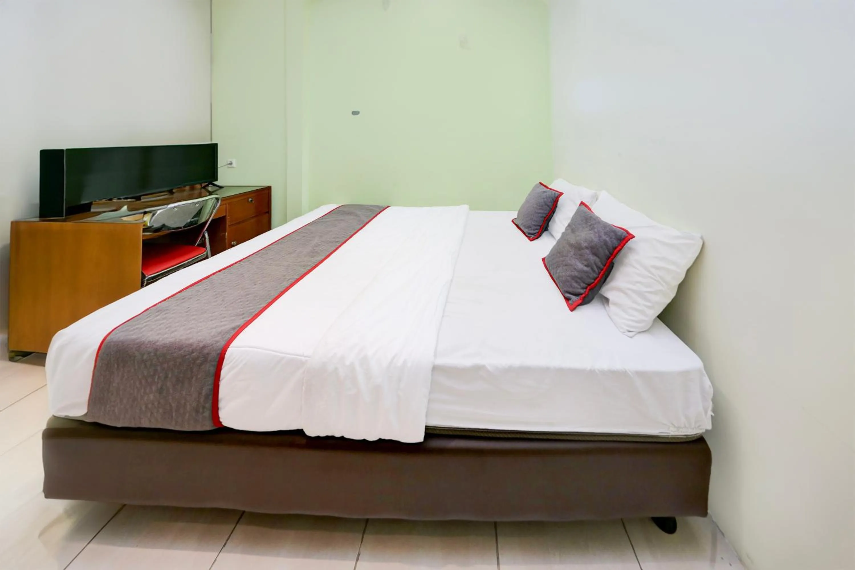 Bedroom, Bed in Hotel O Tangerang Near Supermall Karawaci Formerly Bromo 18
