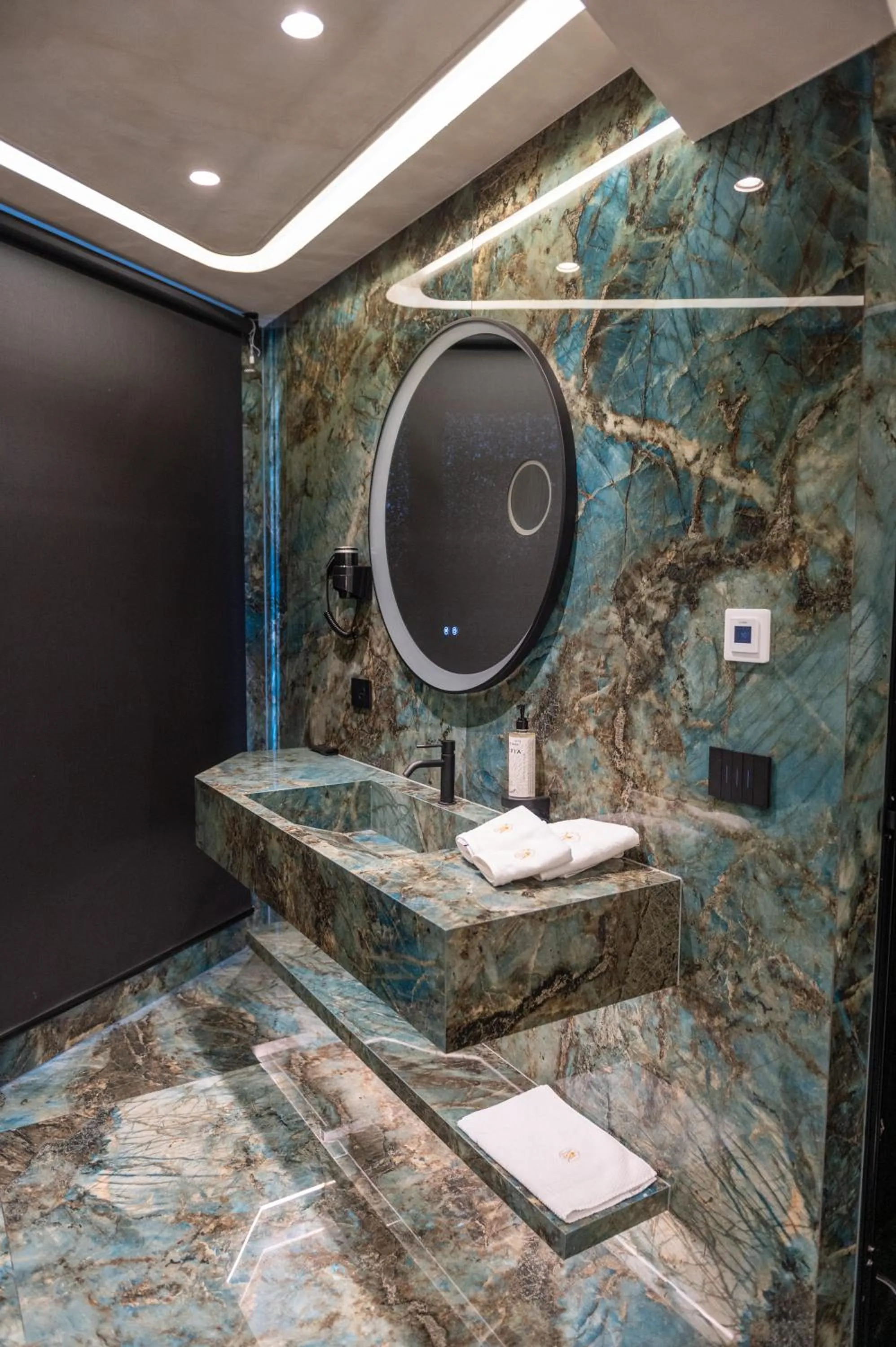 Bathroom in Mattis Hotel