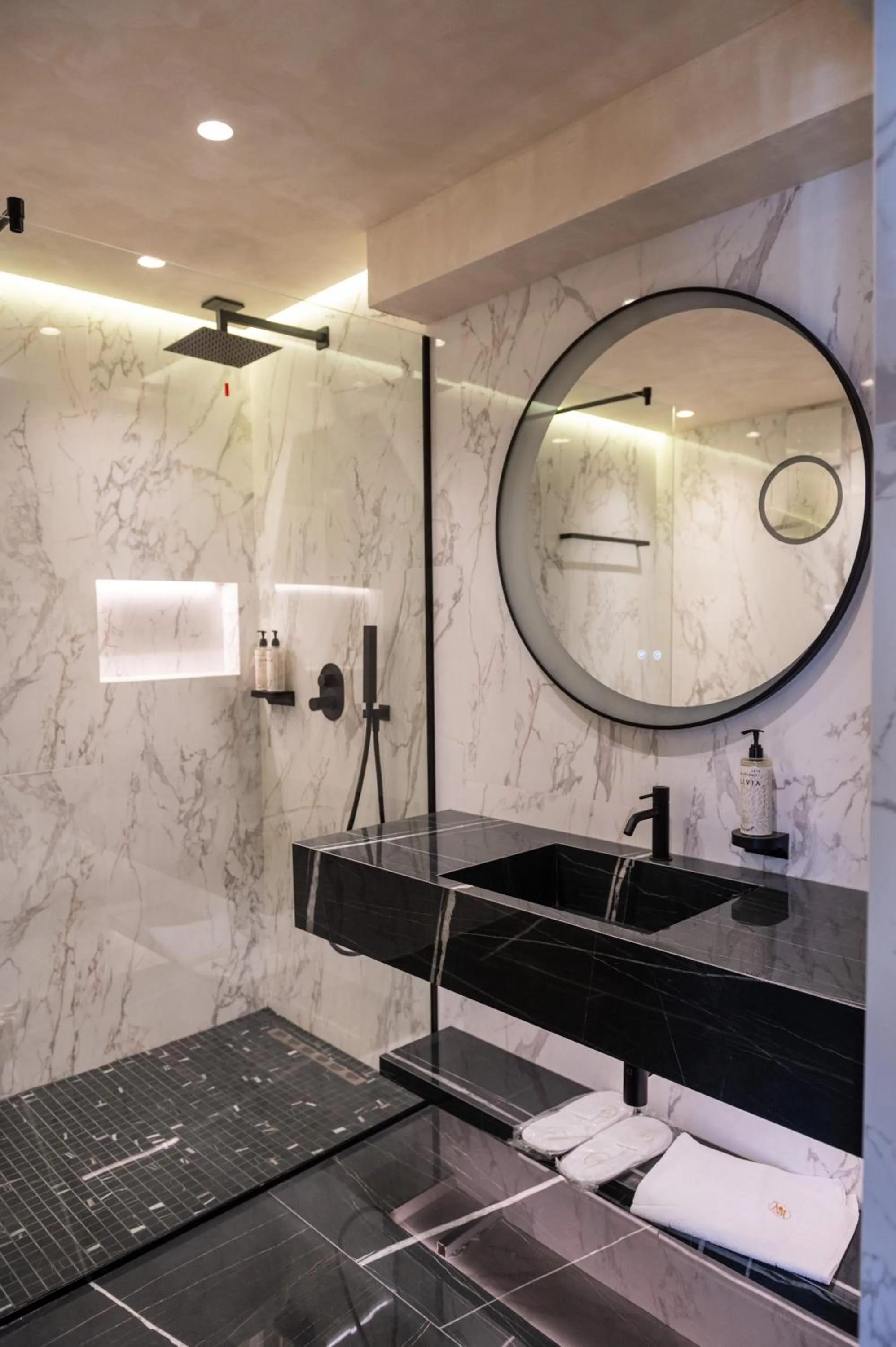 Bathroom in Mattis Hotel