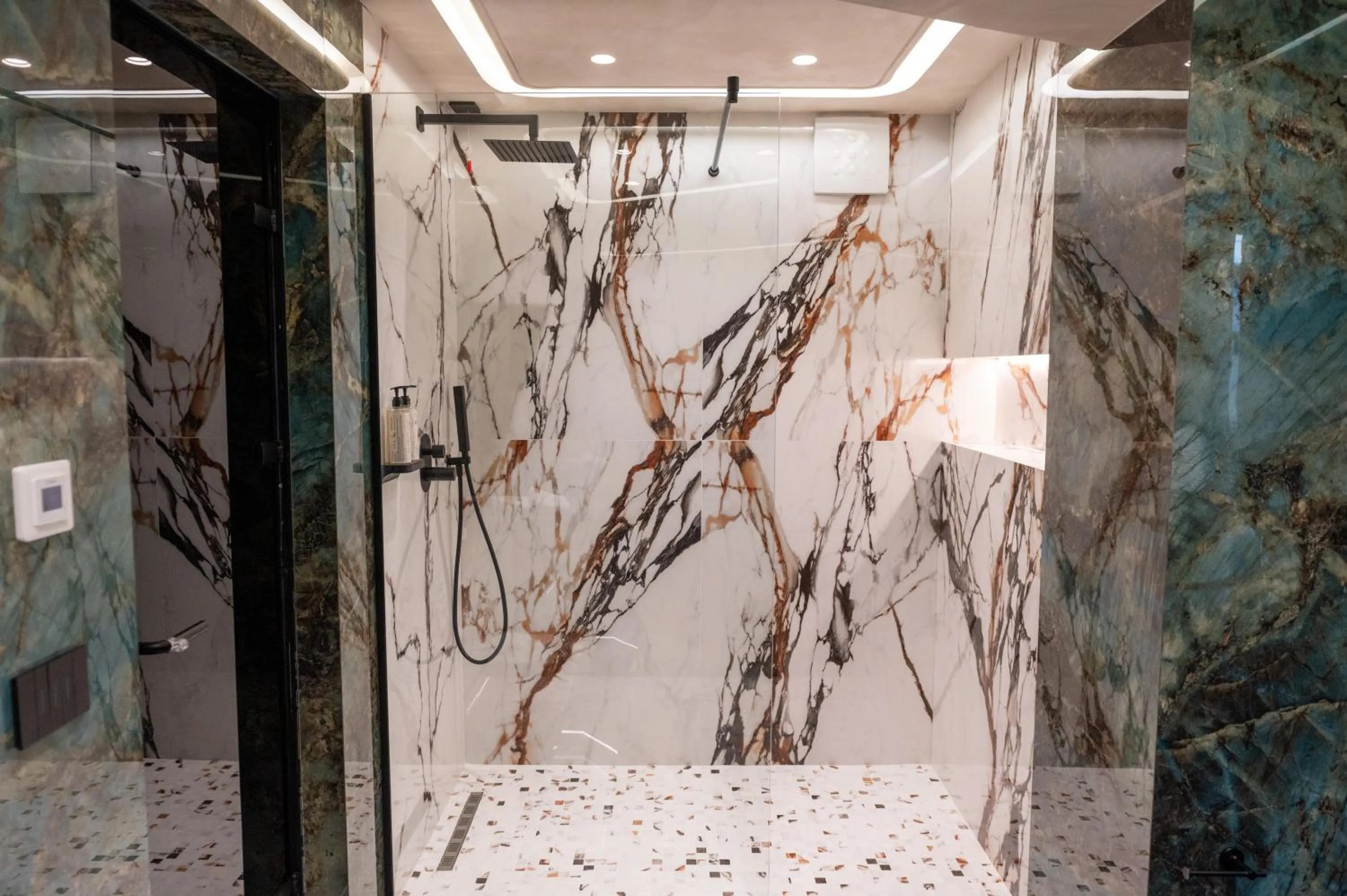 Shower in Mattis Hotel