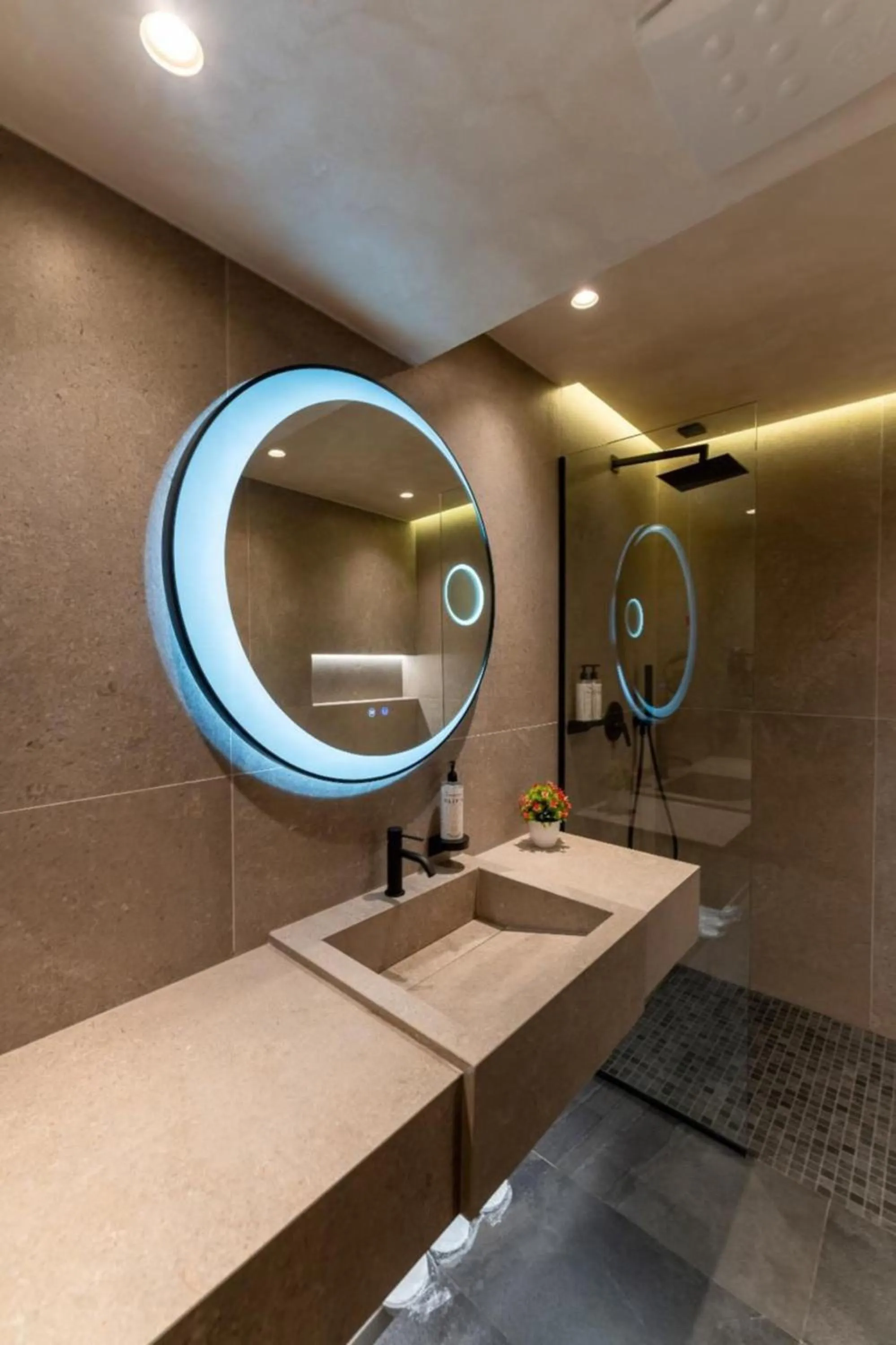 Bathroom in Mattis Hotel