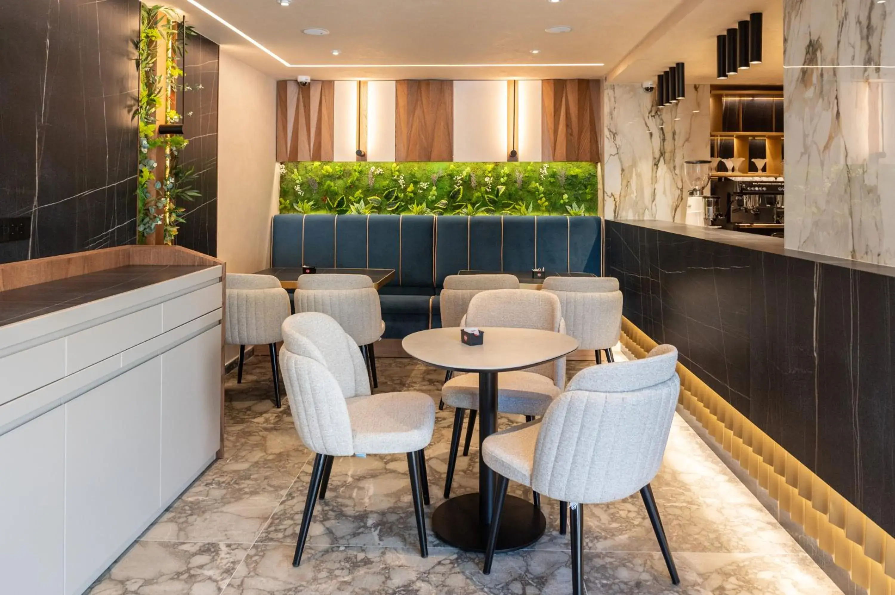 Lounge or bar in Mattis Hotel Lounge or bar in Mattis Hotel