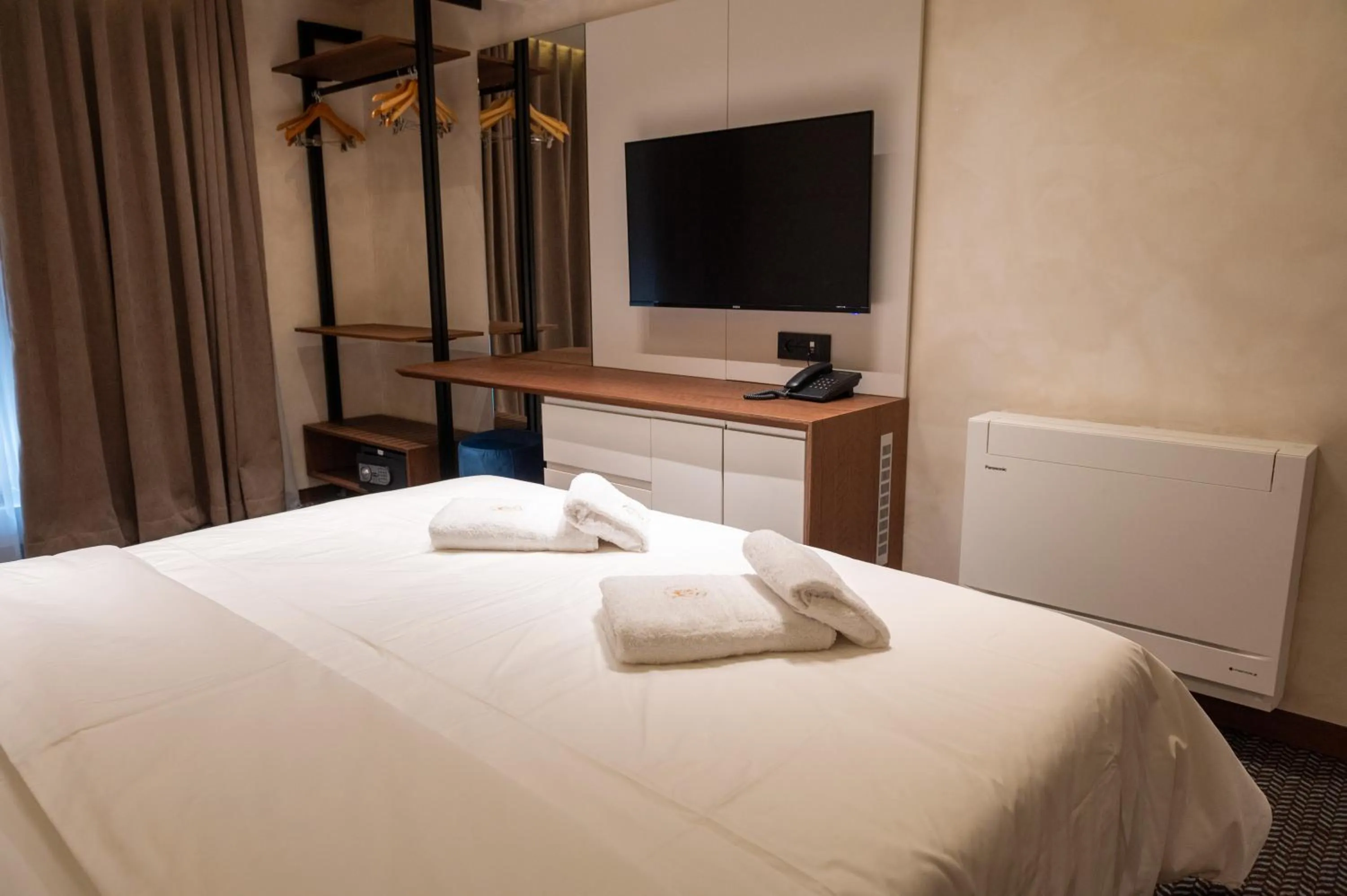 TV and multimedia, Bed in Mattis Hotel