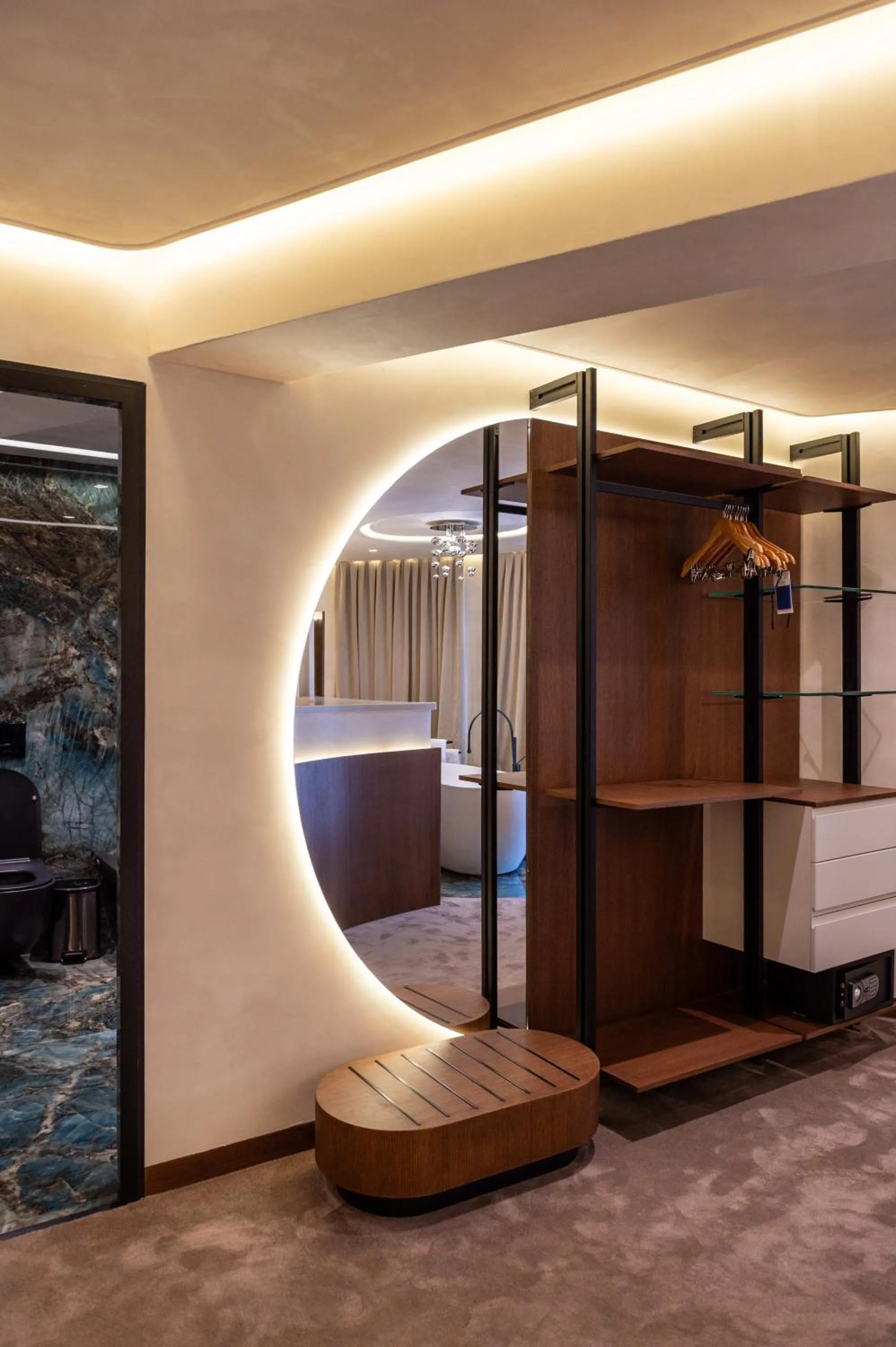 wardrobe, Bed in Mattis Hotel