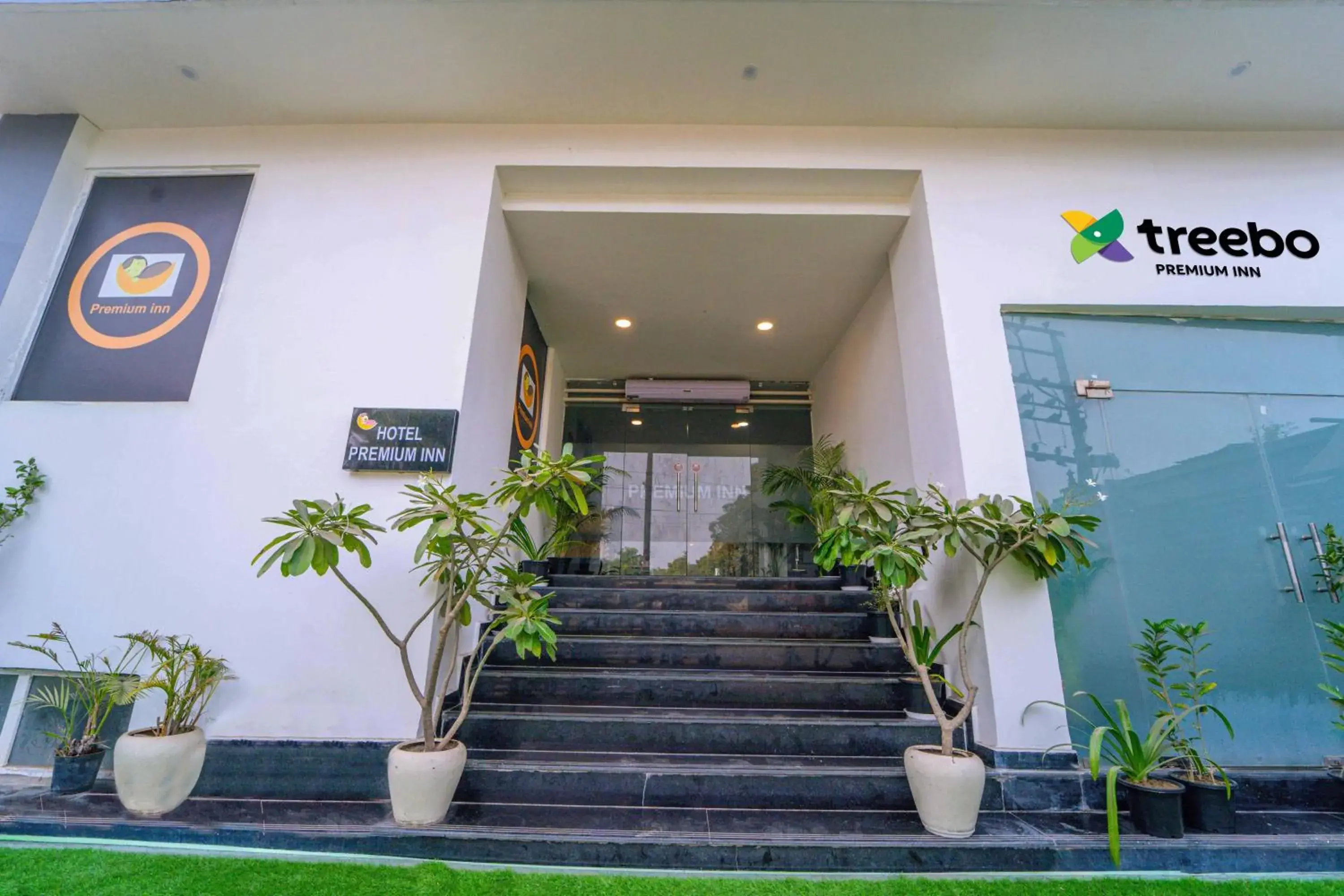 Facade/entrance in Treebo Premium Inn Facade/entrance in Treebo Premium Inn