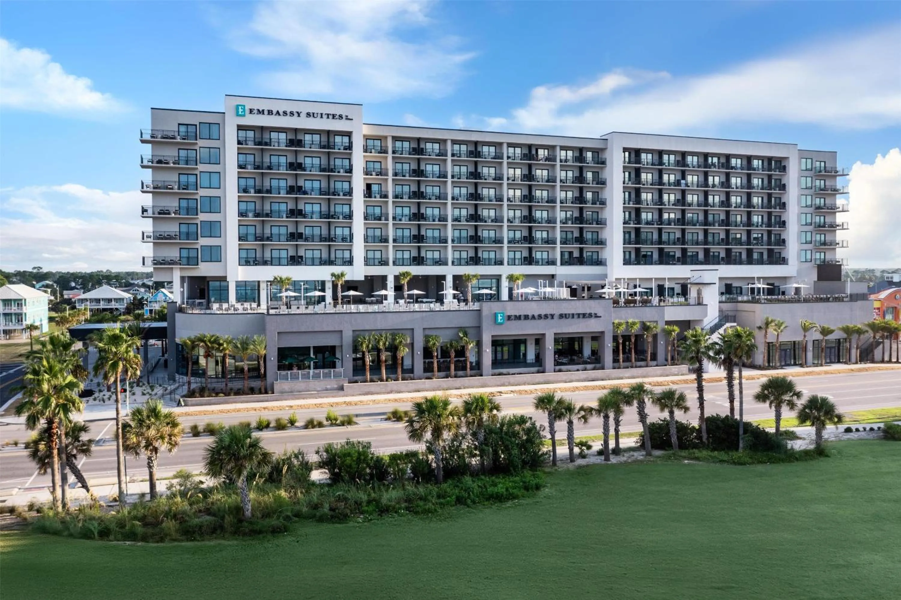 Property building in Embassy Suites By Hilton Gulf Shores Beach Resort