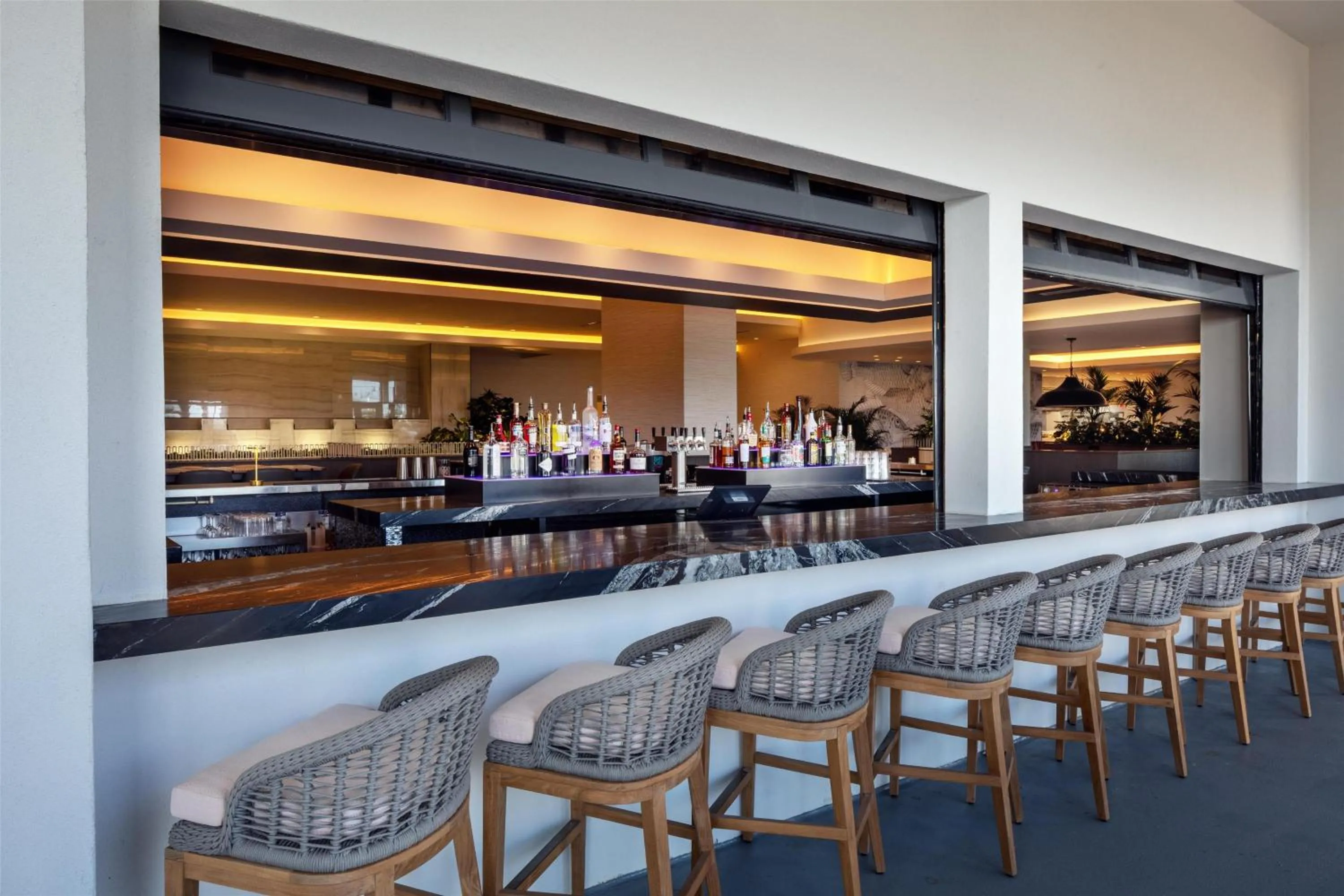 Lounge or bar in Embassy Suites By Hilton Gulf Shores Beach Resort