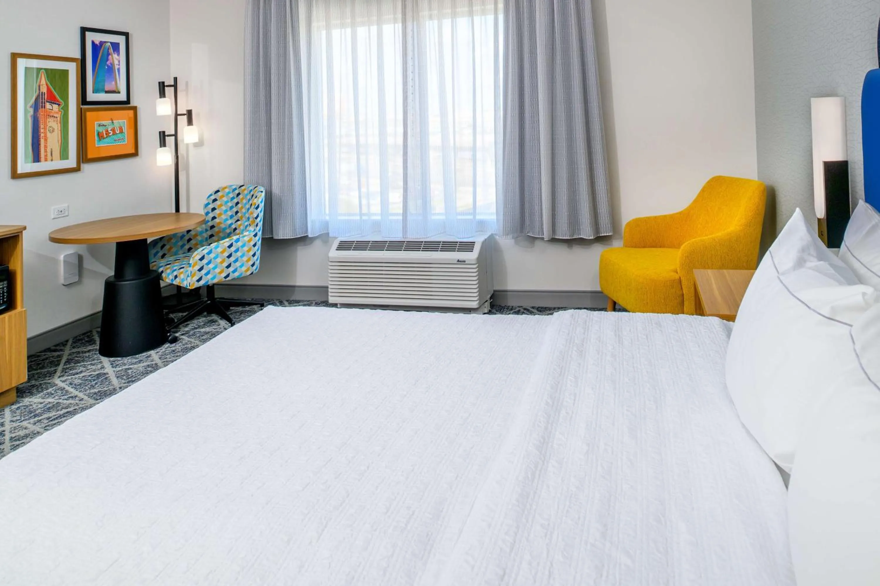 Bed in Hampton Inn By Hilton St Louis Airport