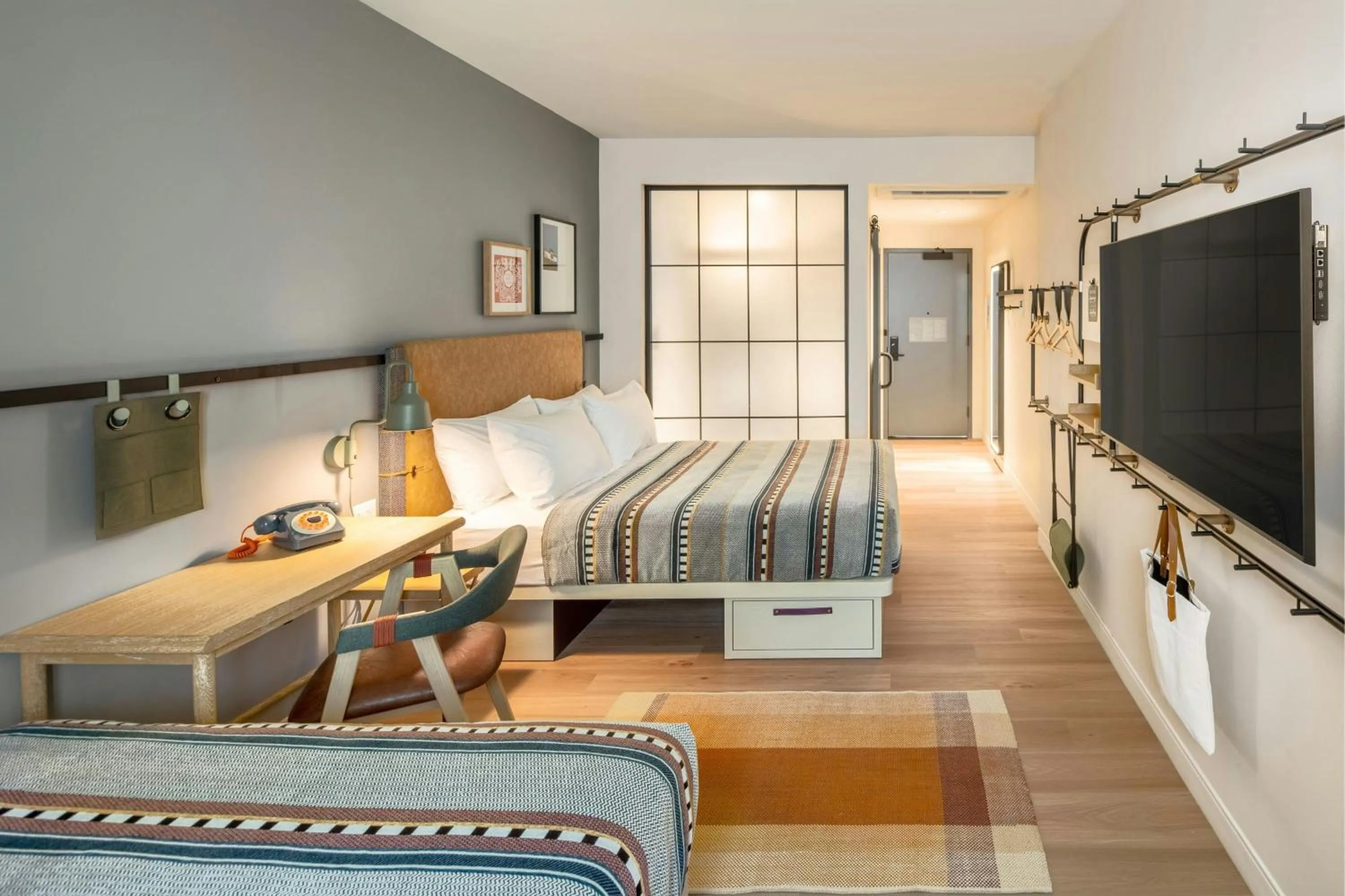 Photo of the whole room, Bed in Moxy Cincinnati Downtown