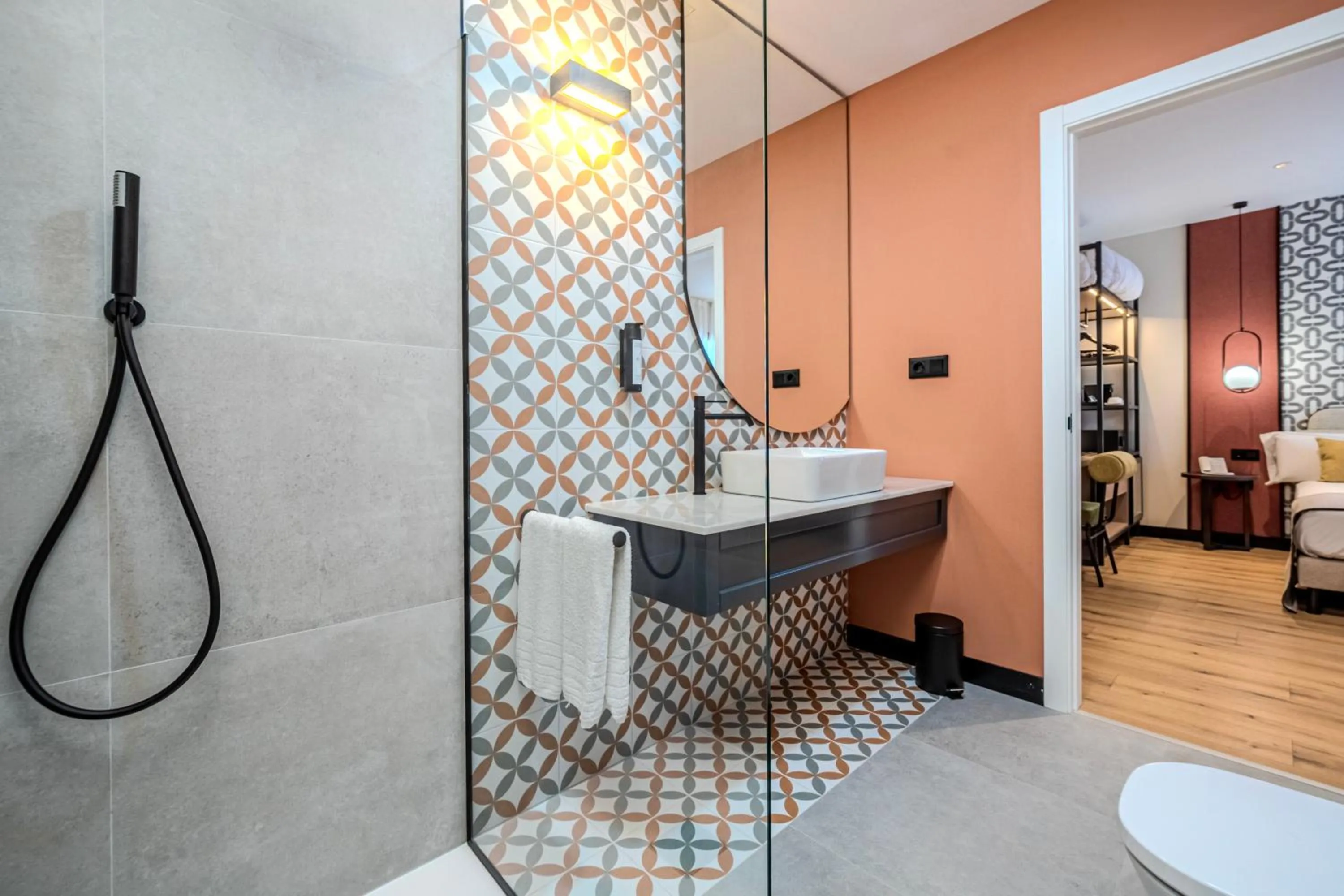 Shower in ITC Madrid by Soho Boutique