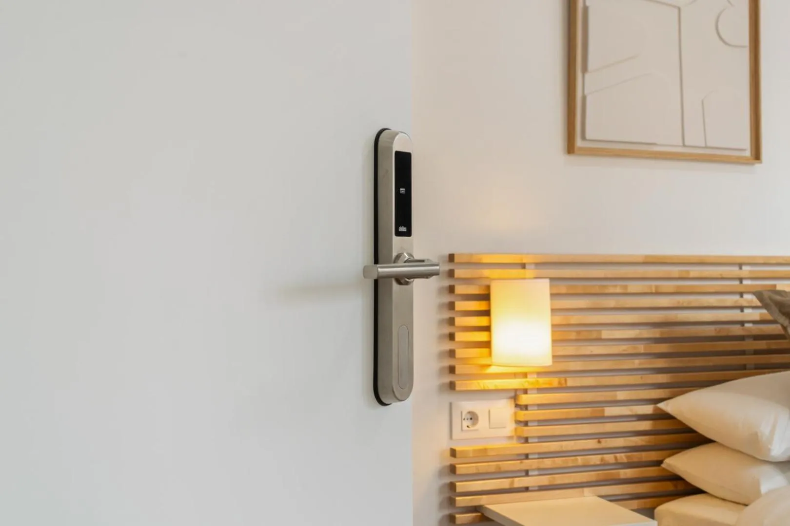 Photo of the whole room, Bed in Livinn House - Self Check in