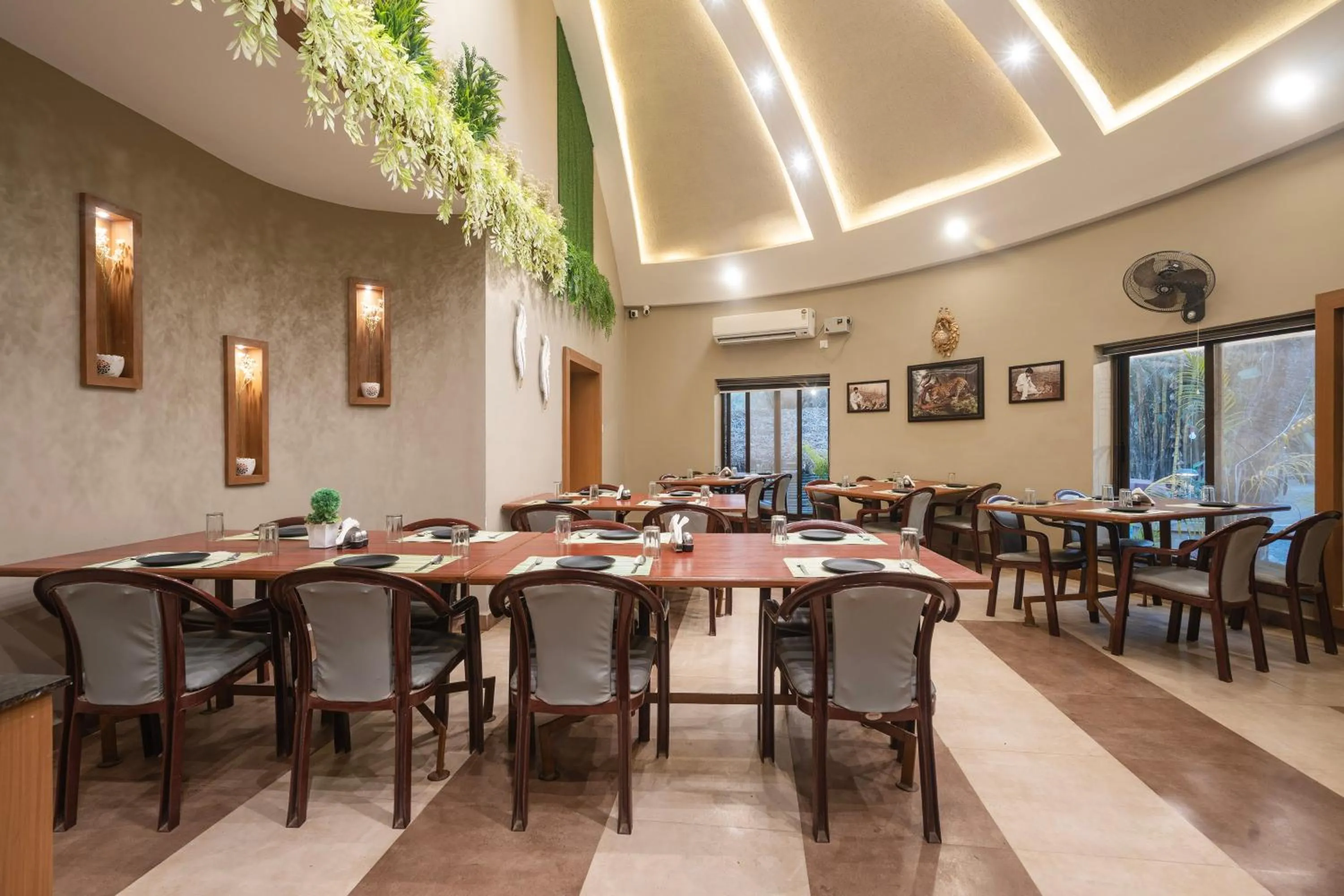 Restaurant/places to eat in Treebo Premium Mowgli's Den Pench with Swimming Pool