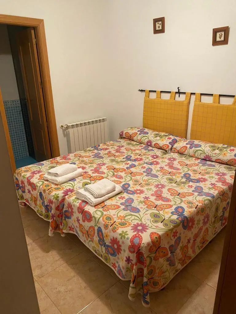 Bedroom, Bed in Hostal y Apartamentos la Vereda