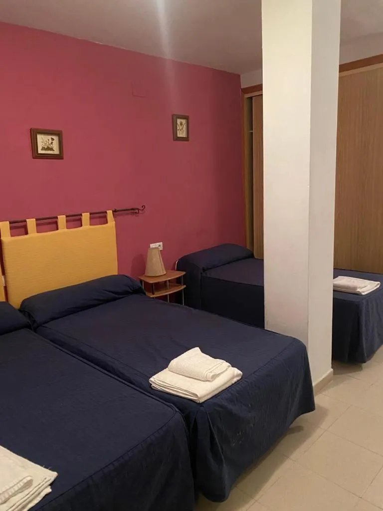 Bedroom, Bed in Hostal y Apartamentos la Vereda