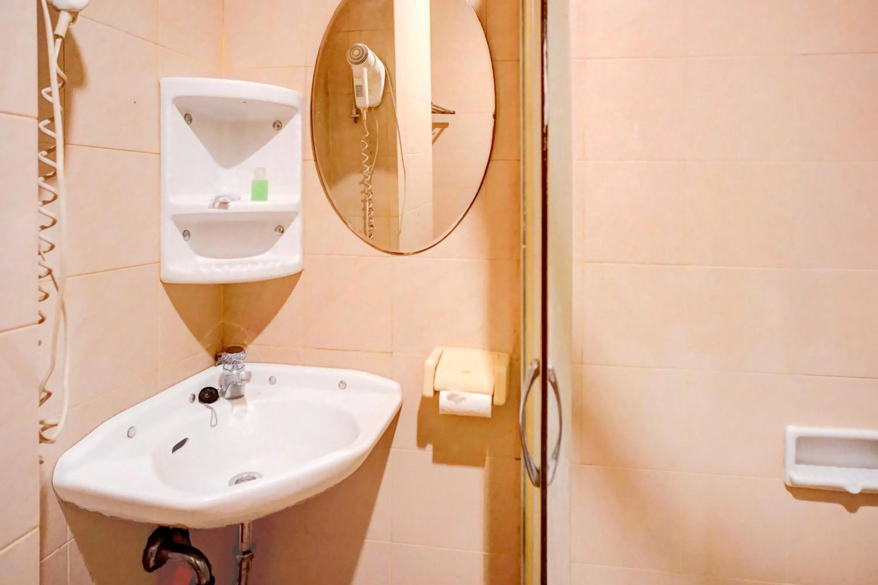 Bathroom in Collection O Peunayong Near Masjid Raya Baiturrahman Formerly Siwah Hotel