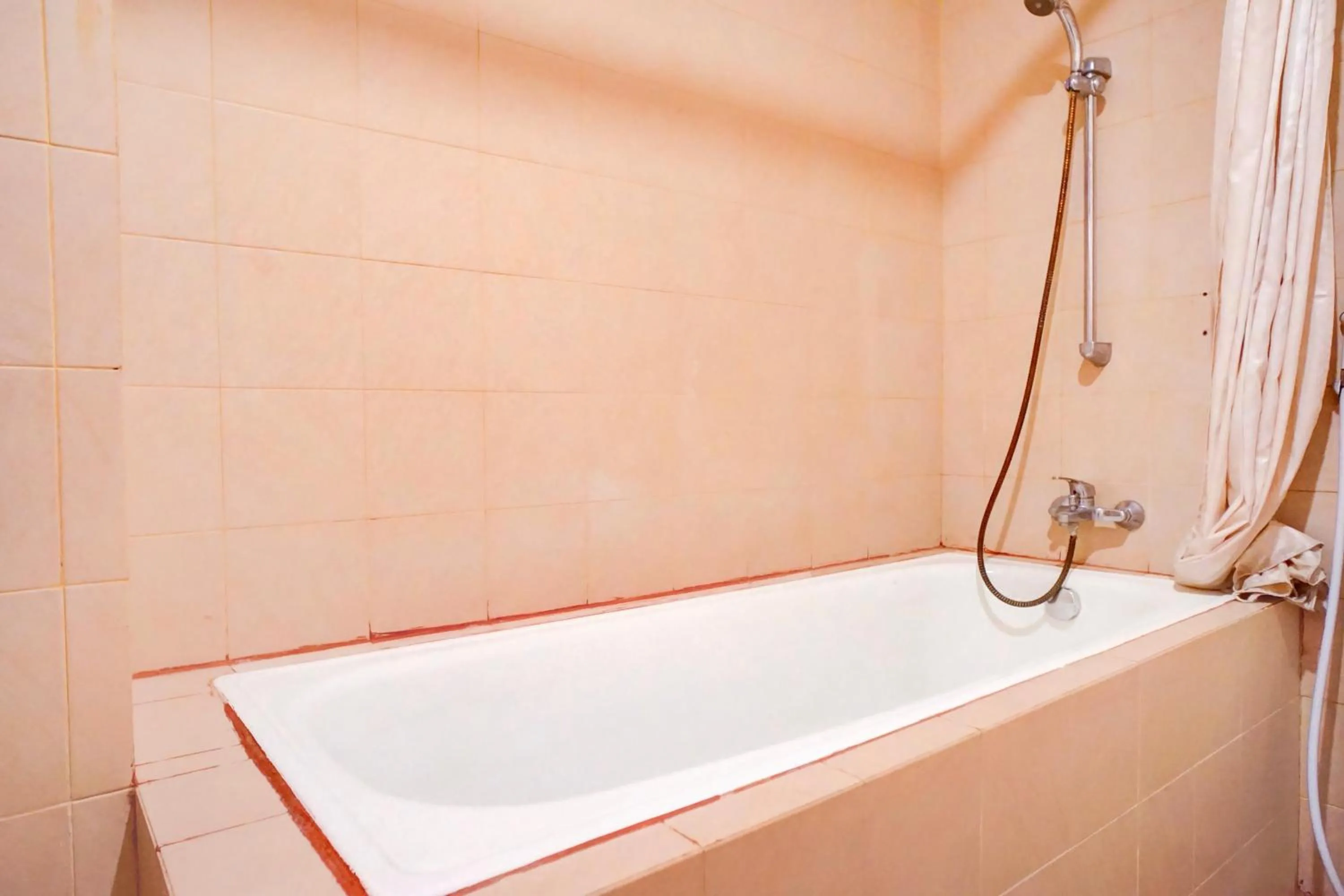 Bathroom in Collection O Peunayong Near Masjid Raya Baiturrahman Formerly Siwah Hotel