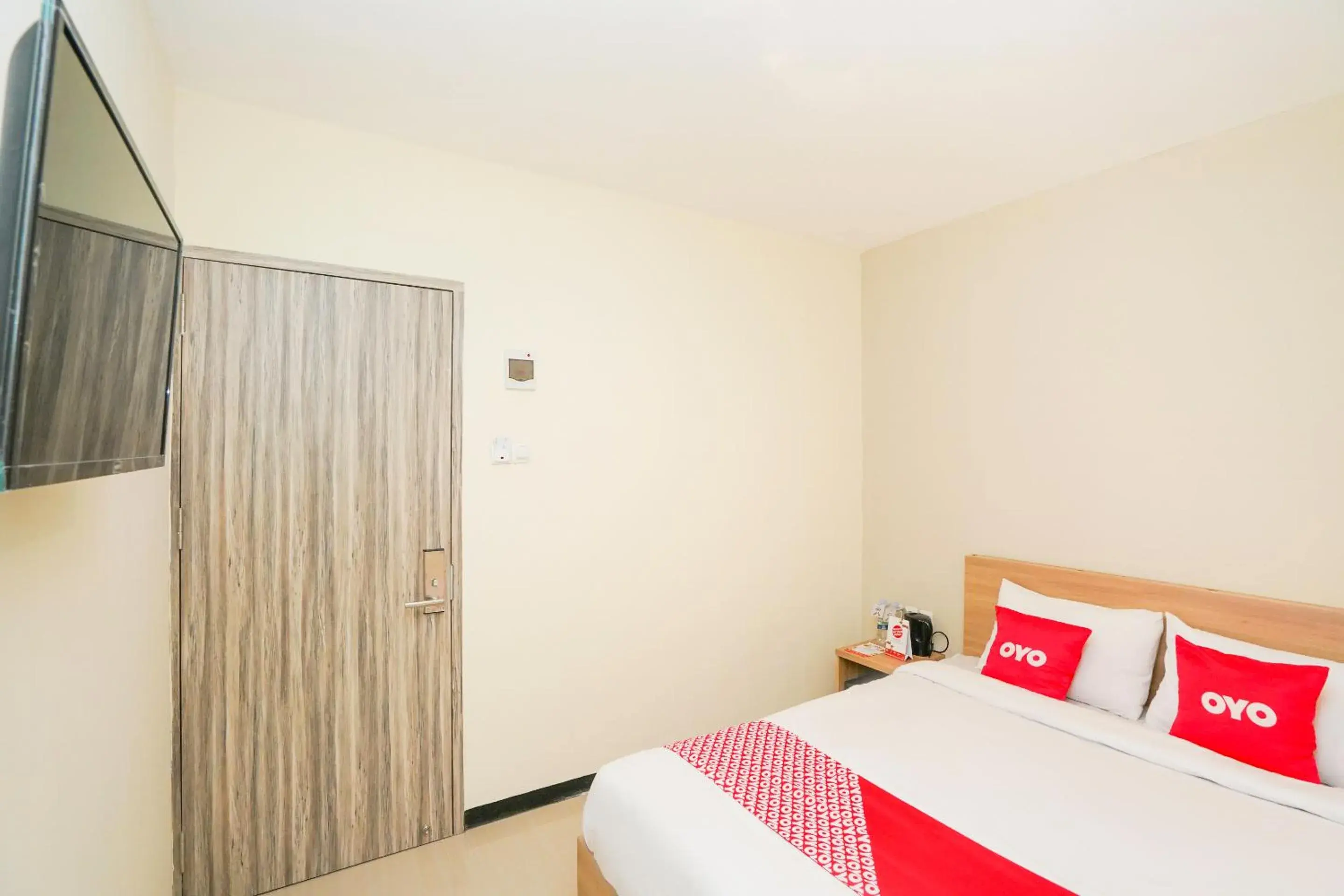 Deluxe Double Room in Hotel O Rungkut Near Its Surabaya Formerly Ace Business Hotel Deluxe Double Room in Hotel O Rungkut Near Its Surabaya Formerly Ace Business Hotel