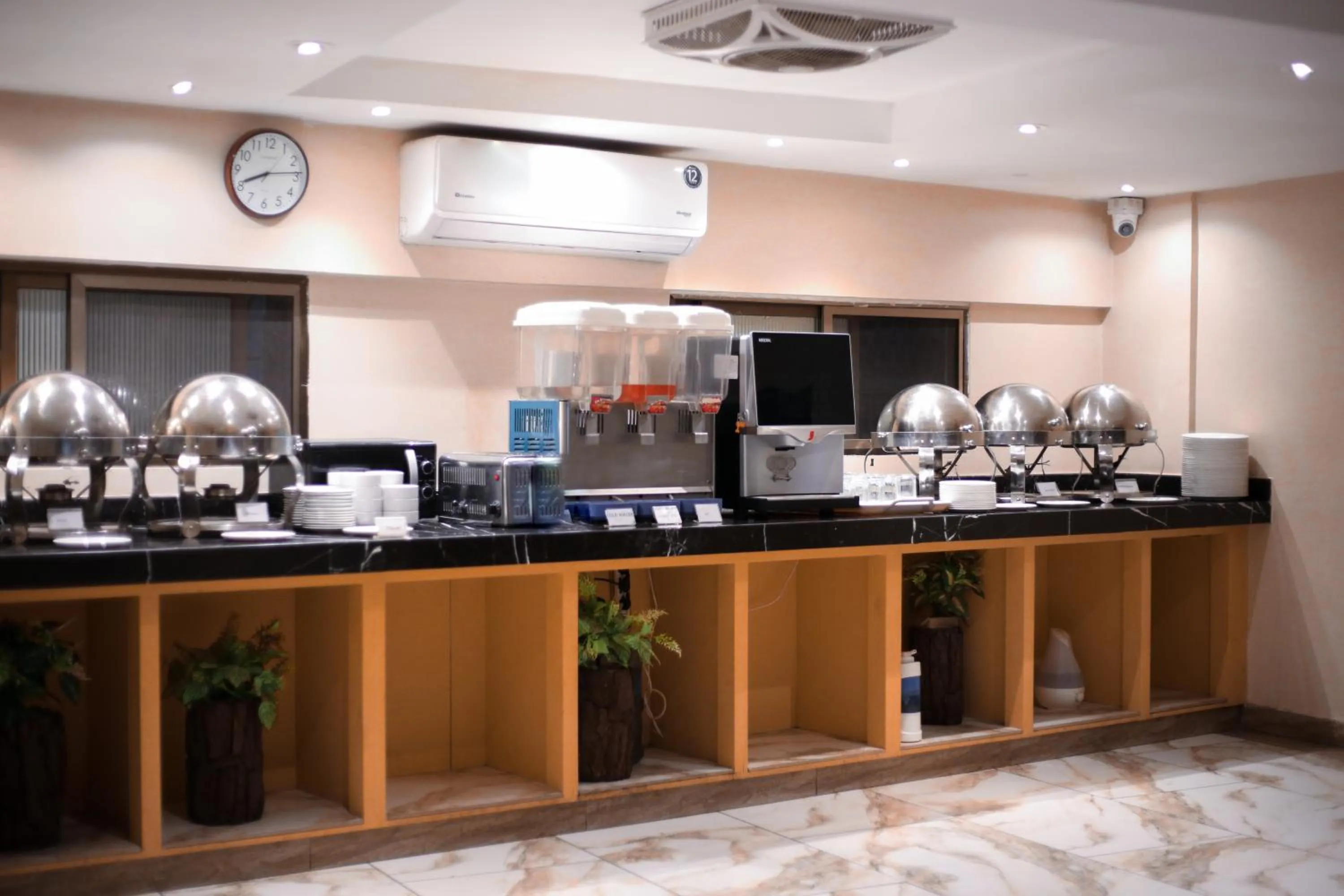 Restaurant/places to eat in Hotel Pearl Inn