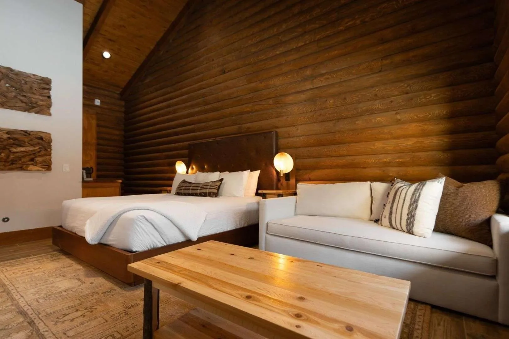 Photo of the whole room, Bed in The Timber at Holly Branch