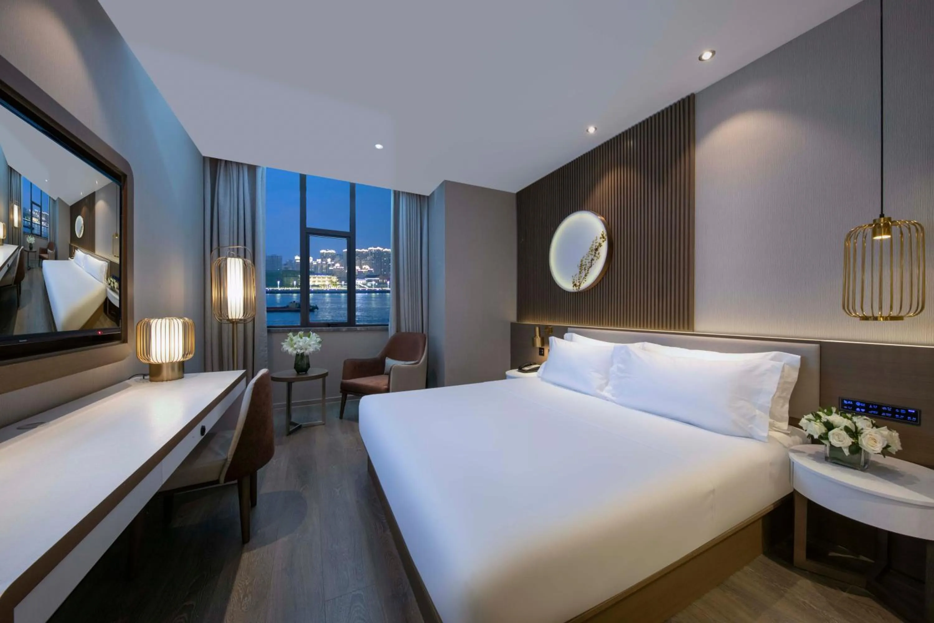 Photo of the whole room, Bed in Crystal Hotel Shanghai Lujiazui Oriental Pearl Tower