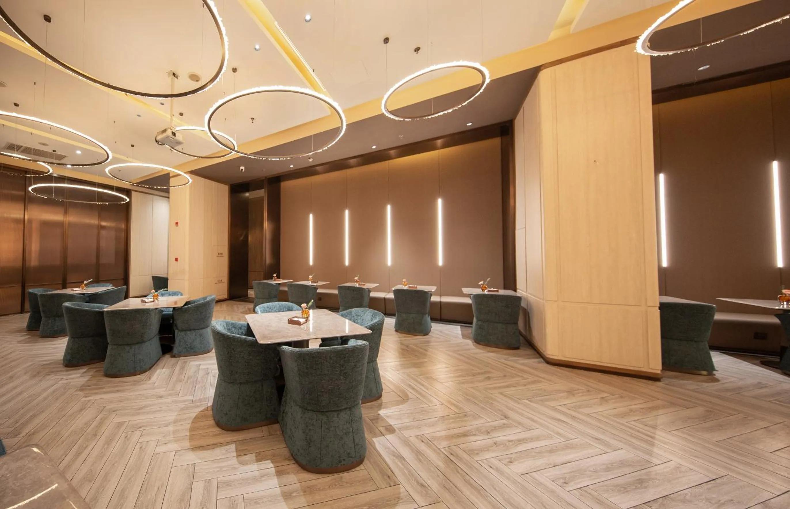 Restaurant/places to eat in Crystal Hotel Shanghai Lujiazui Oriental Pearl Tower